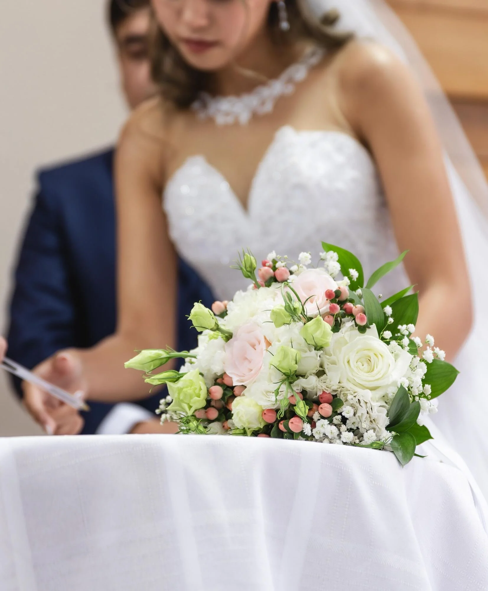 La novia con su ramo durante la ceremonia de matrimonio en Castro, Chiloé	