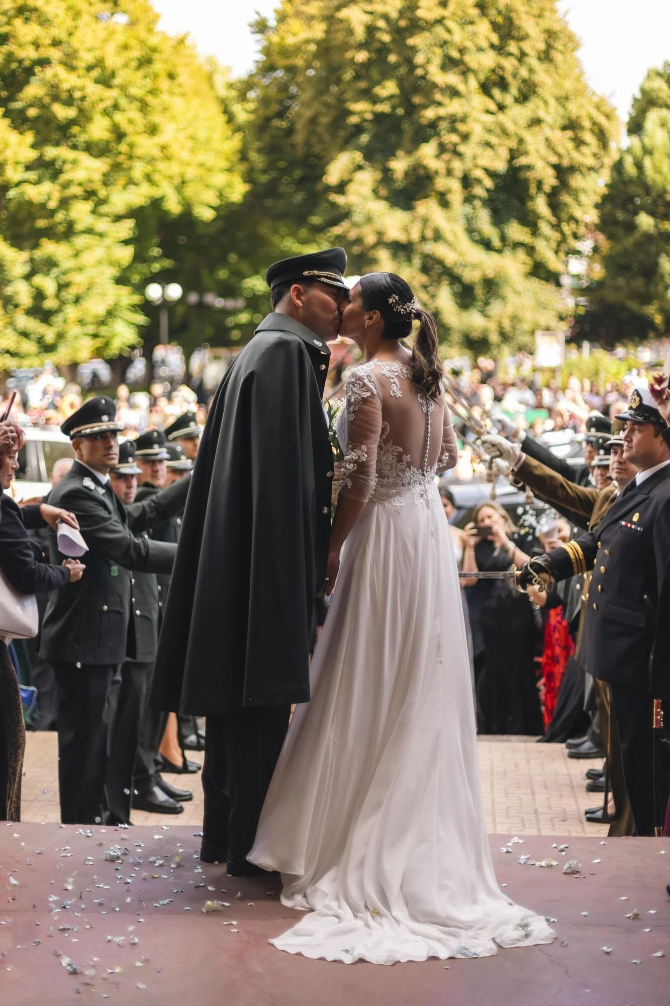 Beso de los novios a la salida de la iglesia rodeados de la formación militar, Chiloé