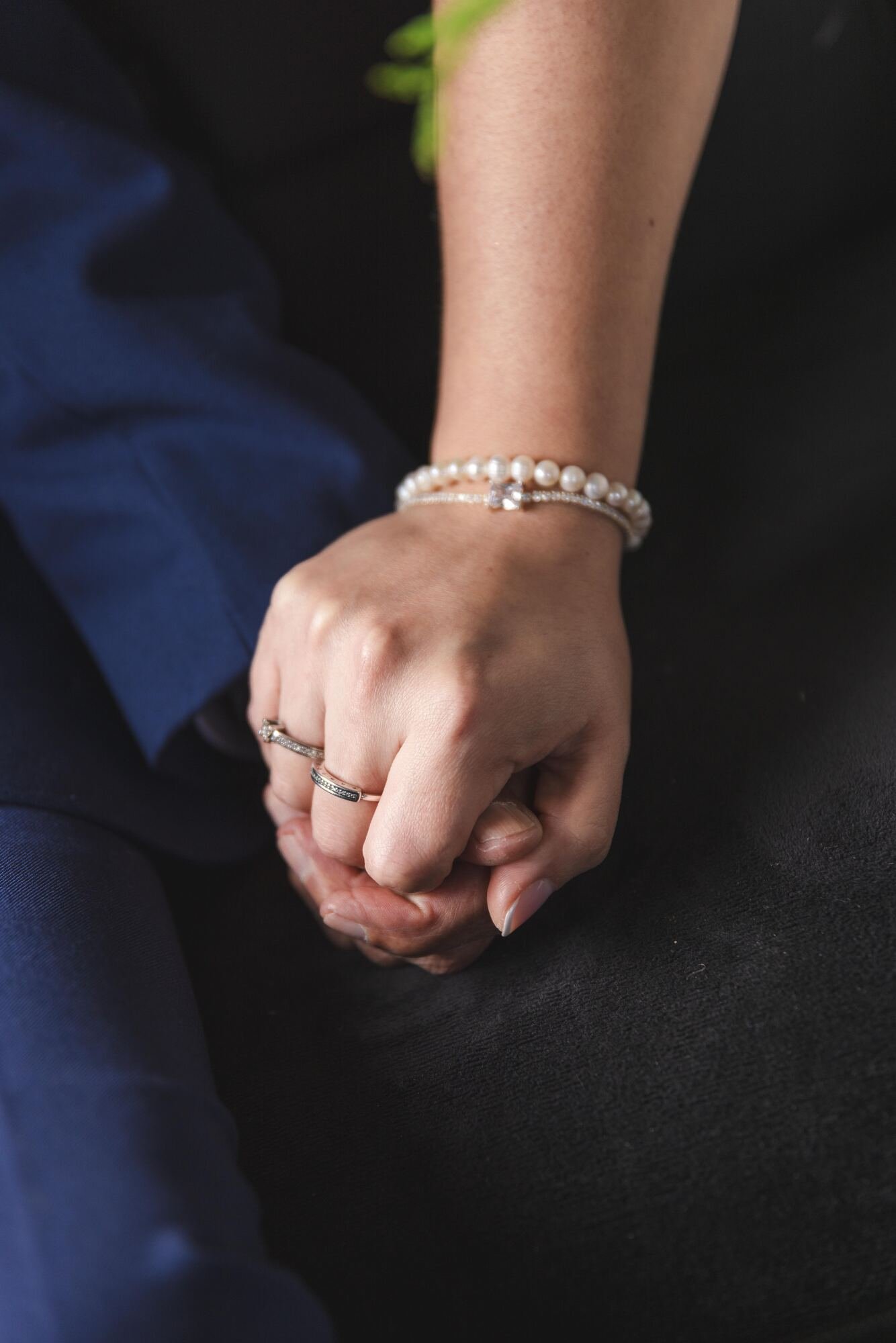 Detalle de las manos de los novios con los anillos de matrimonio, Castro, Chiloé	