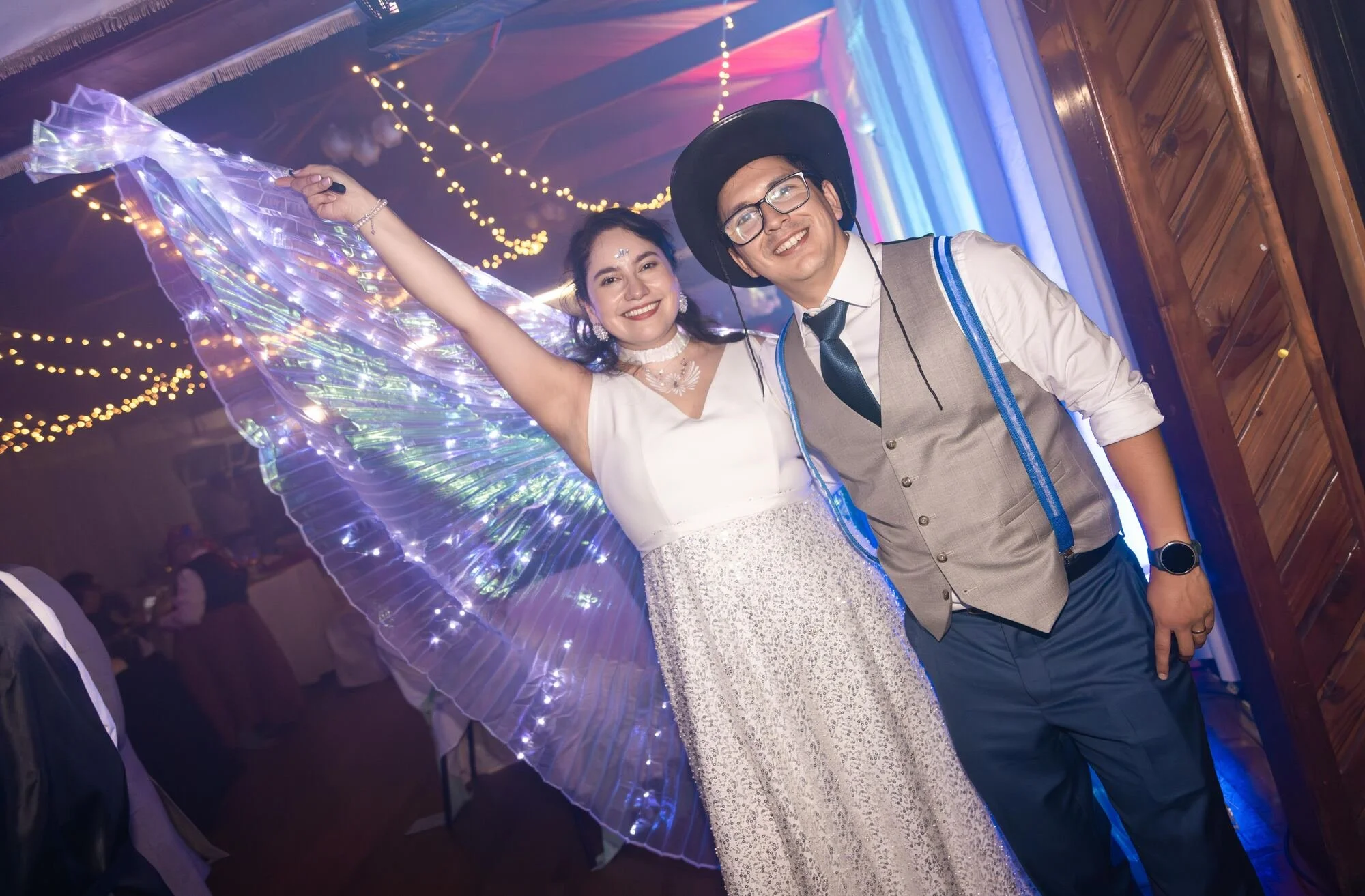 Los novios posando con el velo iluminado durante la fiesta en Castro, Chiloé	