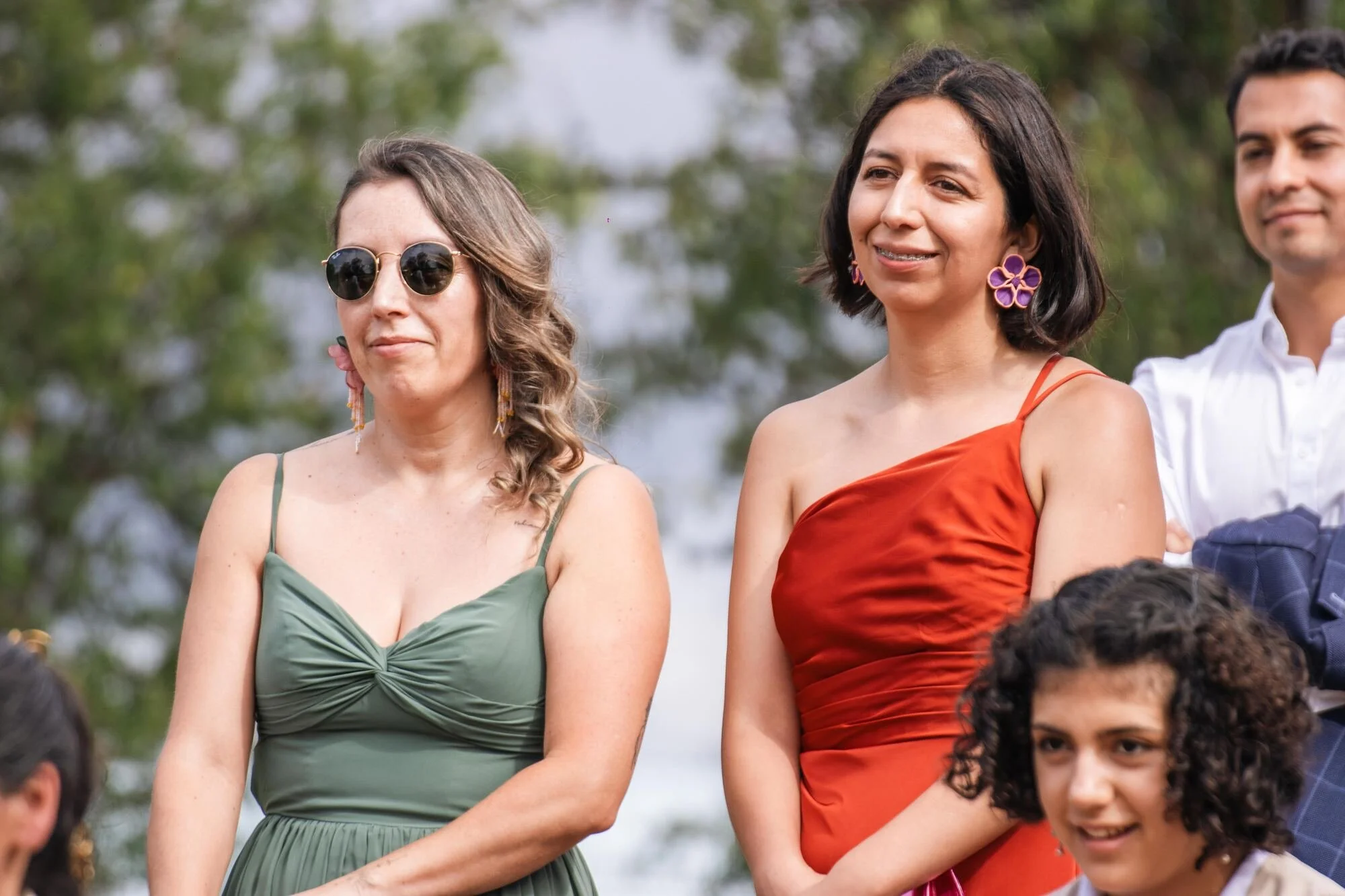 Invitados emocionados siguiendo la ceremonia de matrimonio al aire libre en Chiloé