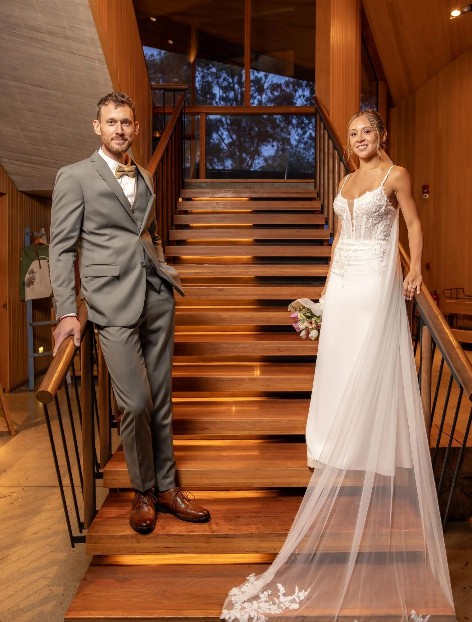 Los novios posando en la escalera de madera del Hotel Refugia, Castro, Chiloé