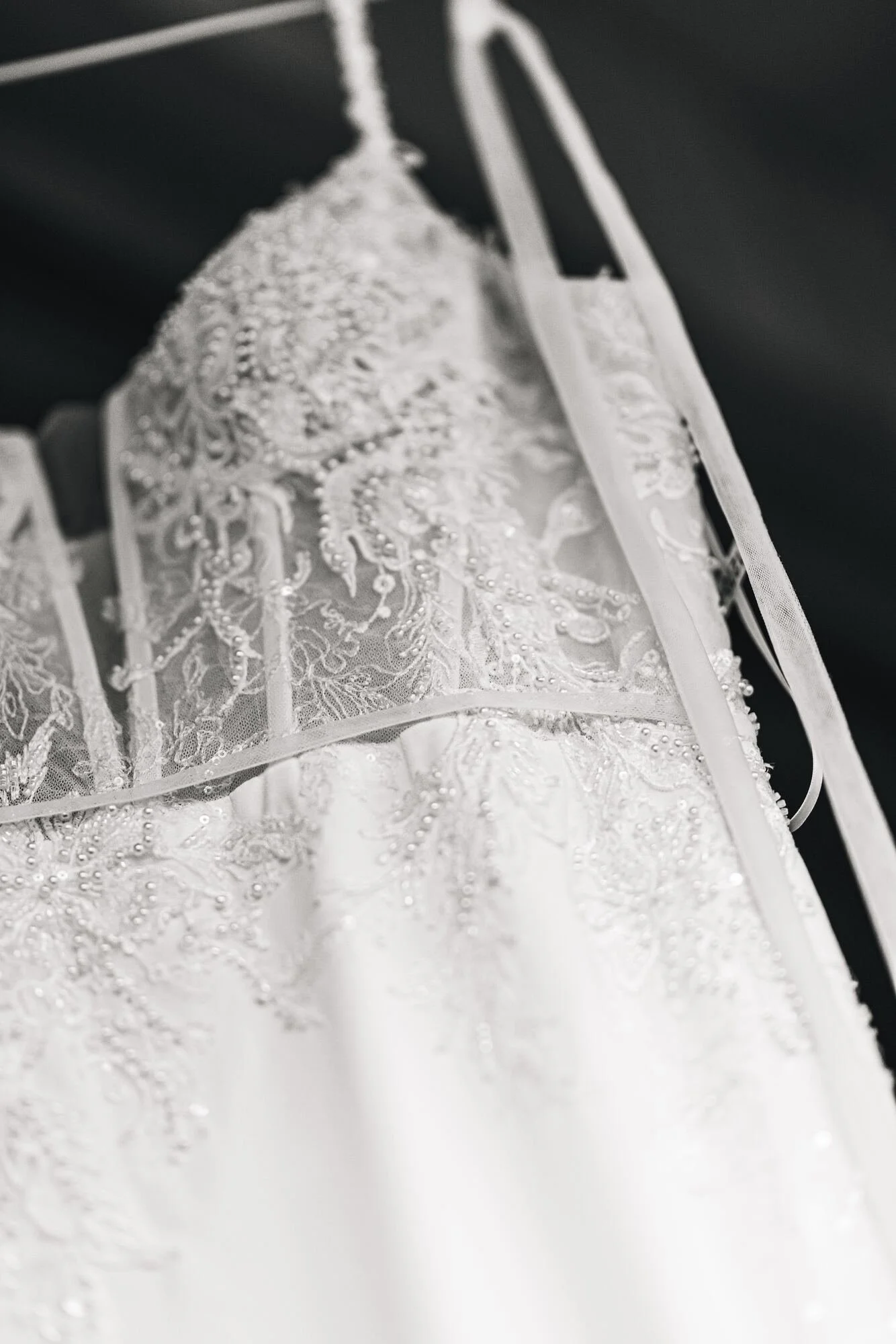 Detalle del encaje del vestido de novia, en blanco y negro, Refugia, Castro.