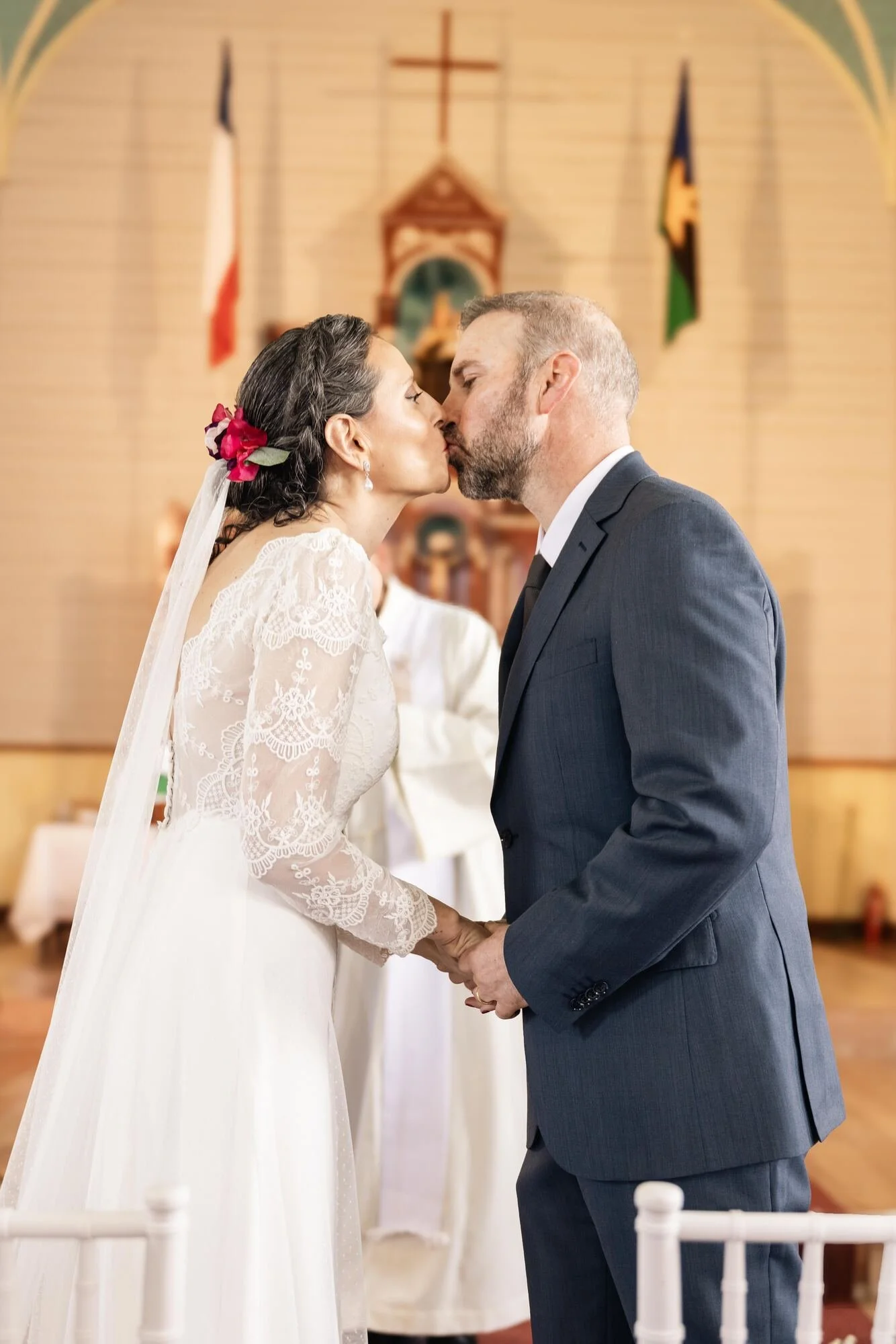 Beso de los novios en la inglesia de Rilán
