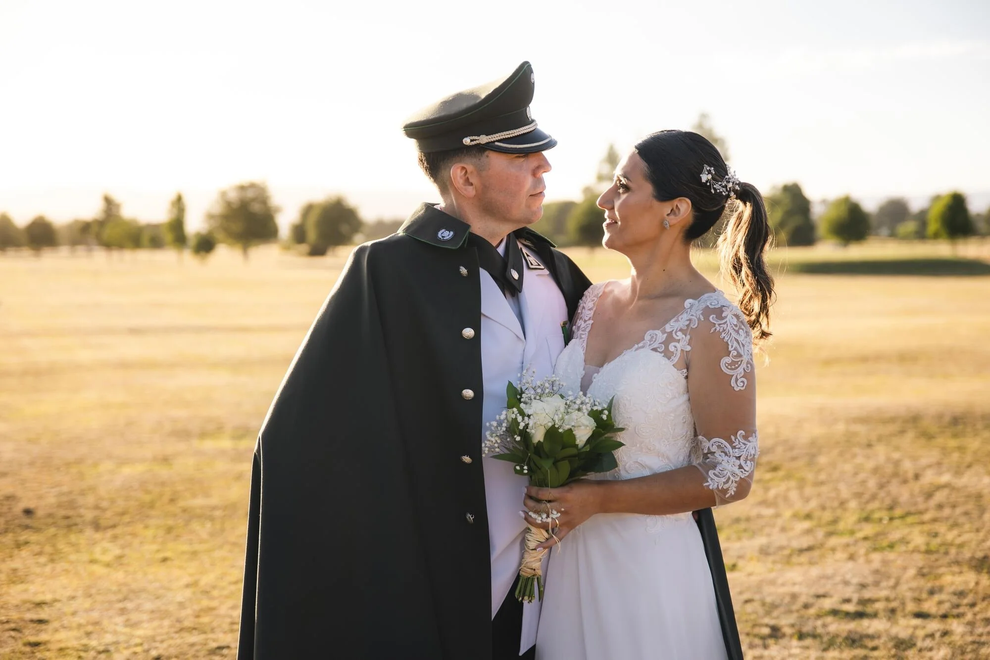 Los novios abrazados en el campo al atardecer en Quilquico, Castro, Chiloé