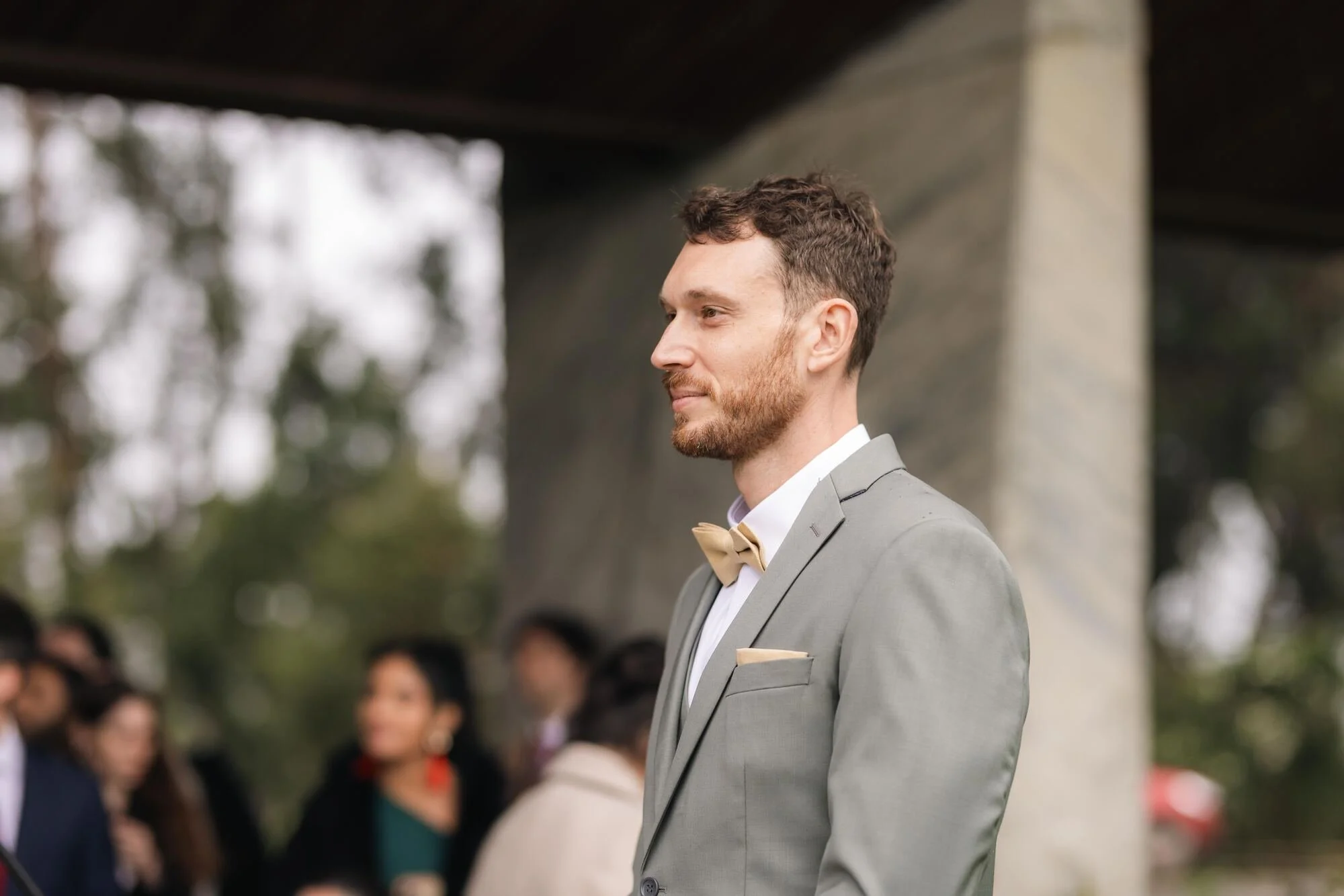 Retrato del novio durante la ceremonia al aire libre en Refugia, Castro, Chiloé
