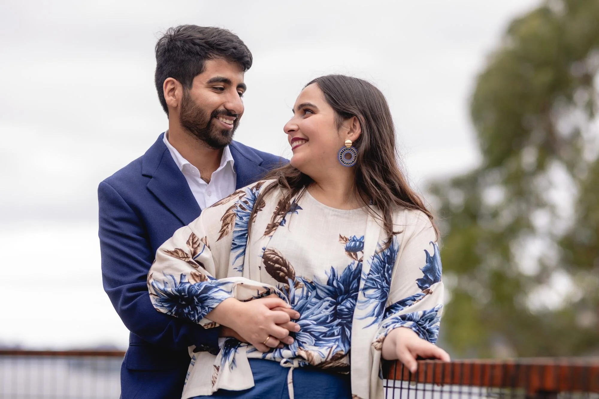 Los novios en la terraza con vista al mar de Castro, Chiloé	