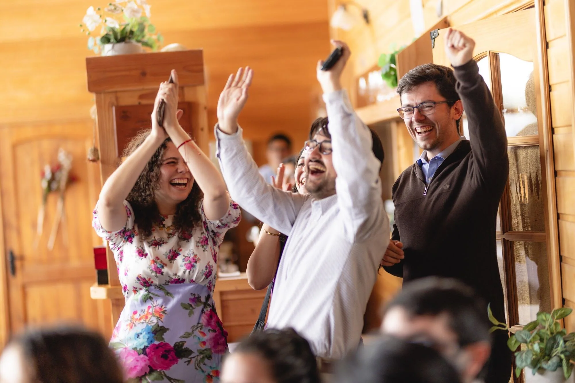 Invitados celebrando con aplausos el matrimonio civil en Castro, Chiloé	
