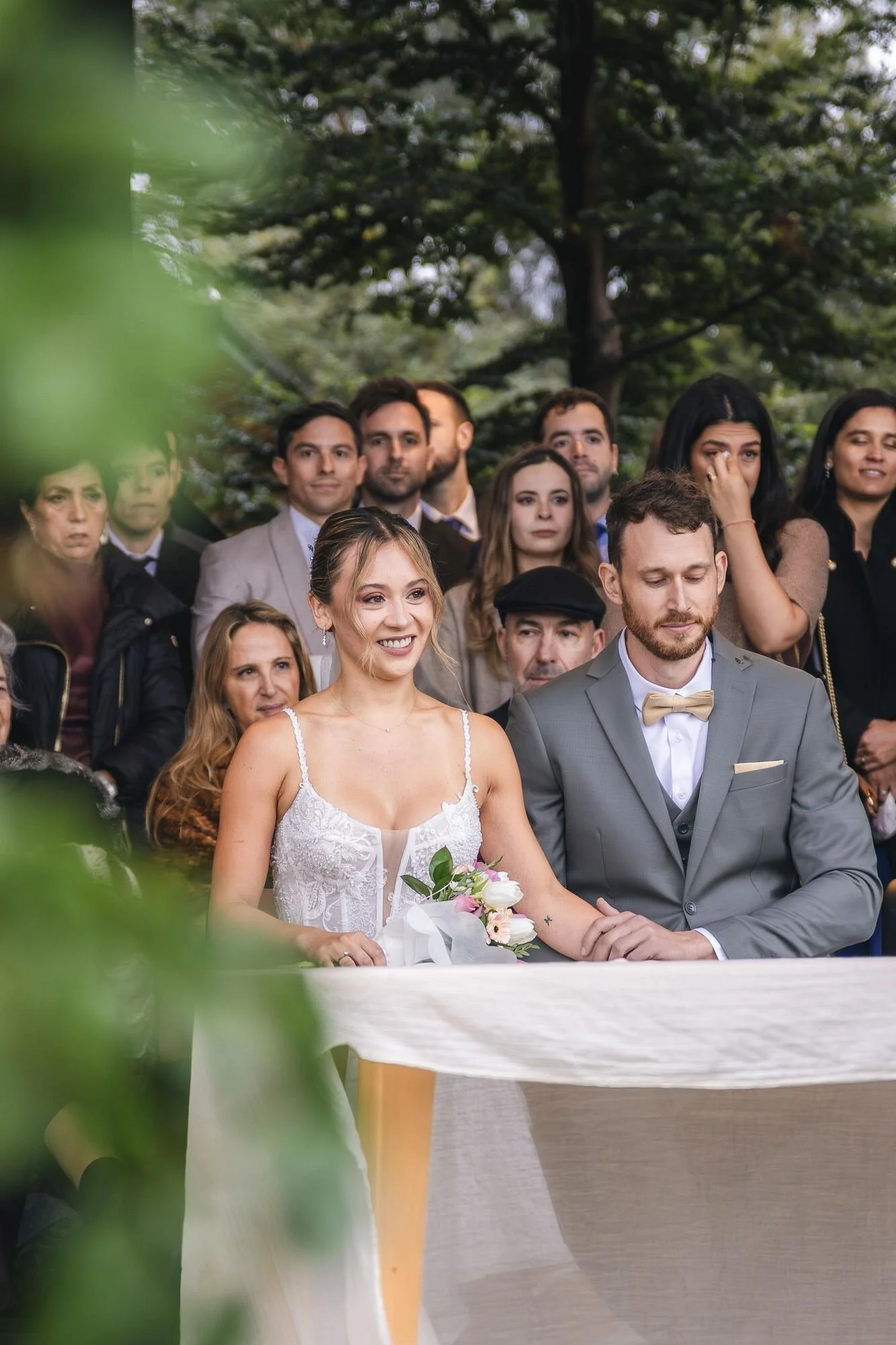 Los novios sentados durante su ceremonia en Refugia, Castro, Chiloé