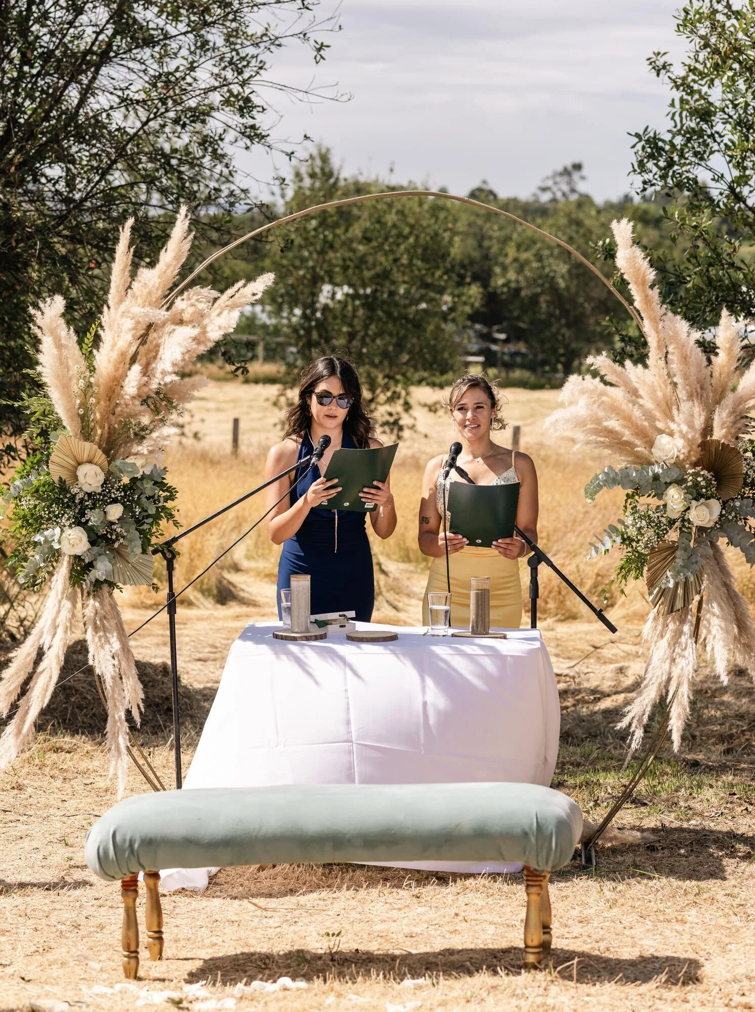Arco de pampas y flores silvestres montado al aire libre para una boda rústica en Ancud, Chiloé