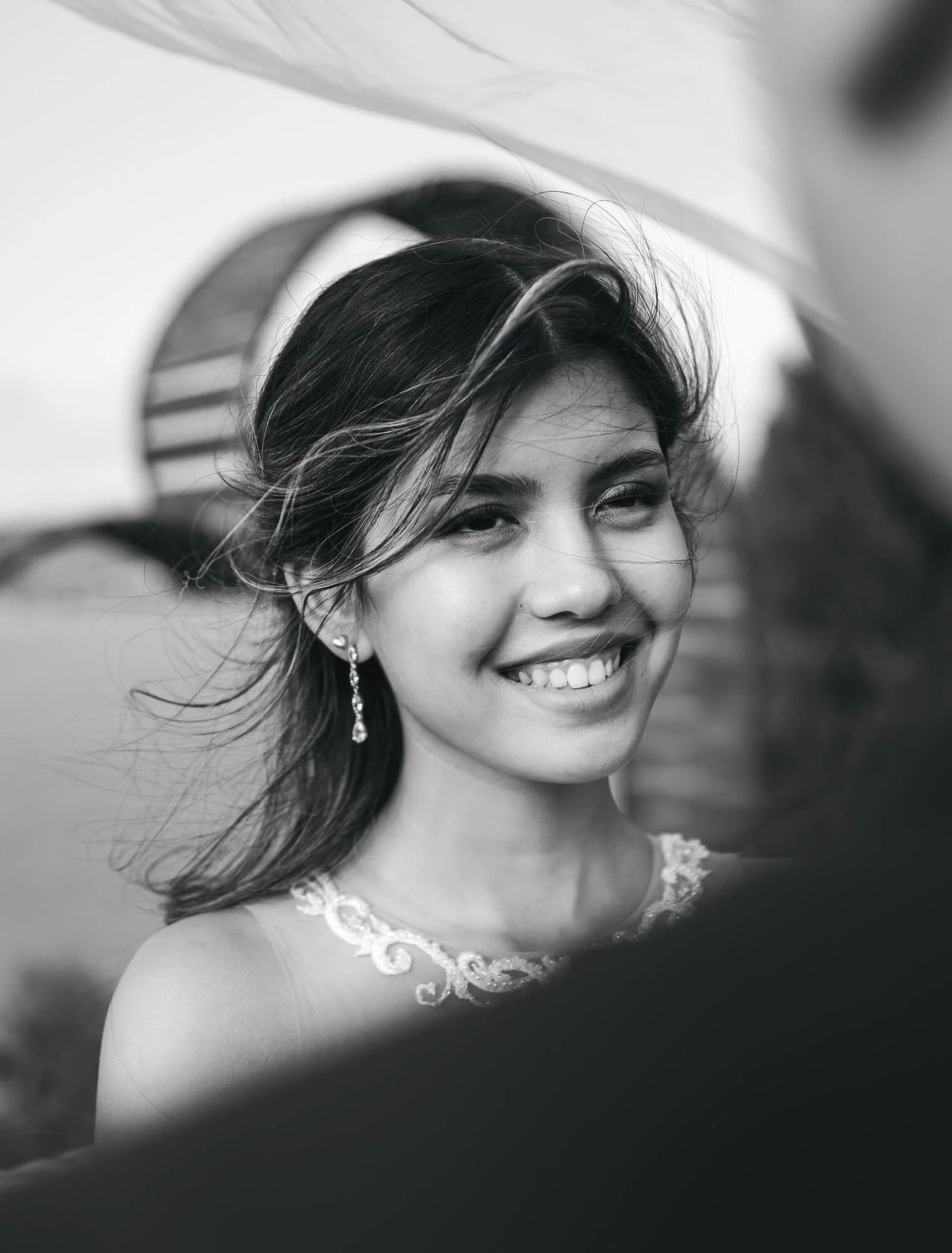 Retrato de la novia con el pelo al viento, en blanco y negro, boda en Chiloé
