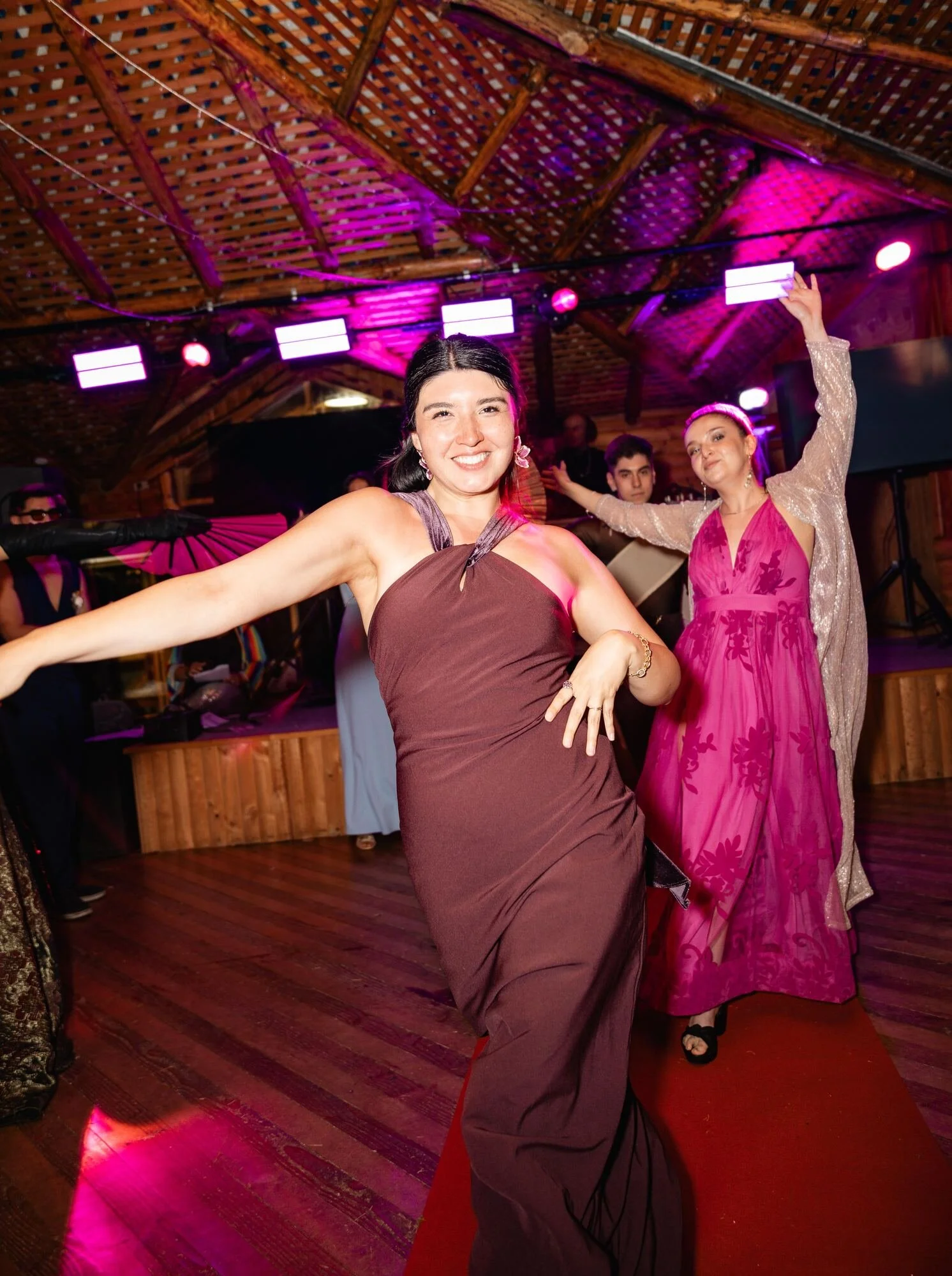 Invitadas bailando en la pista durante la fiesta de matrimonio en Ancud, Chiloé