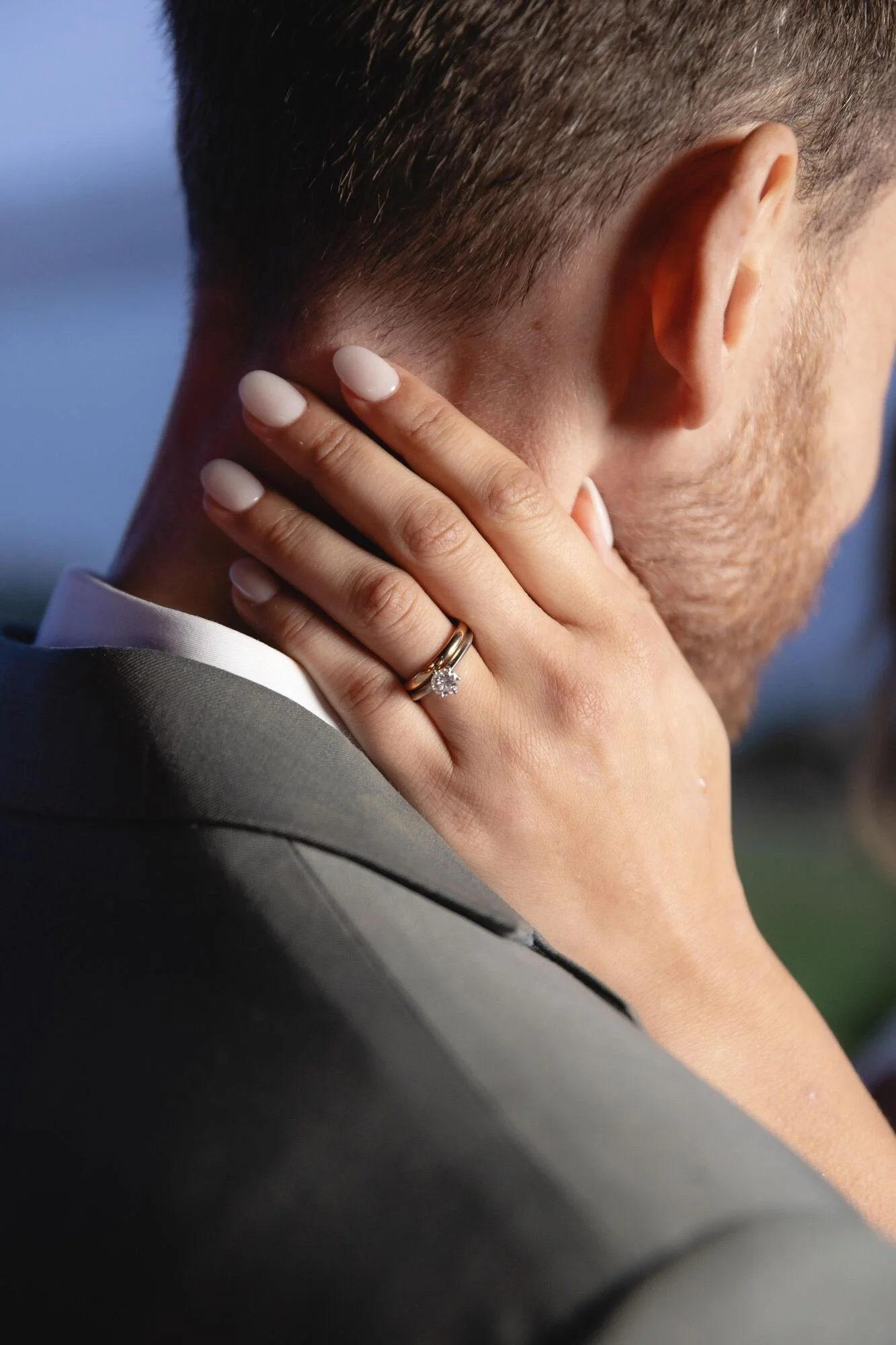 Detalle de la mano de la novia acariciando el rostro del novio, Refugia, Castro