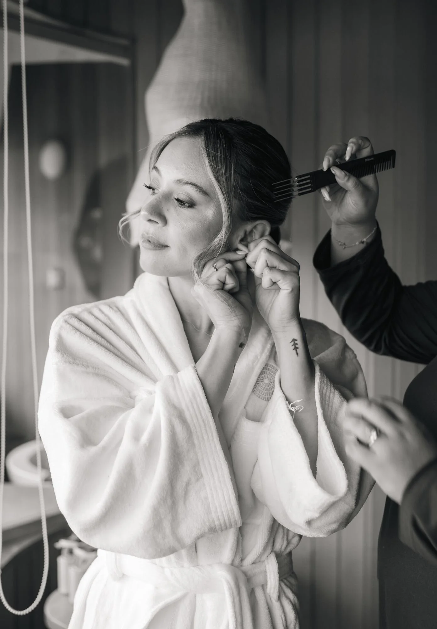 Peinado y maquillaje de la novia durante los preparativos en Castro, Chiloé