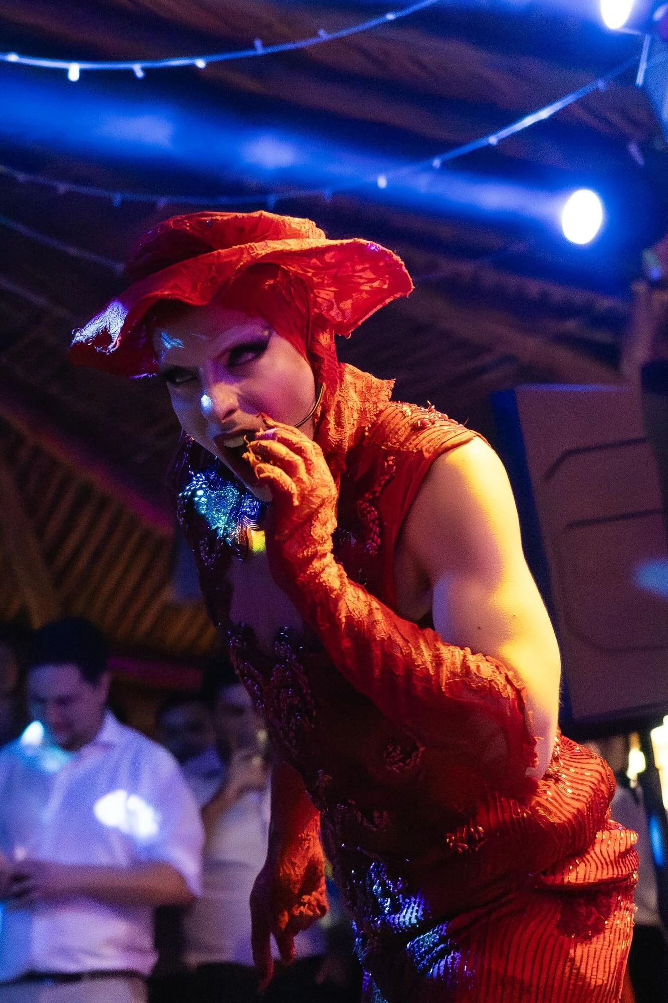 Performance drag con sombrero rojo durante la fiesta de la boda igualitaria en Ancud, Chiloé