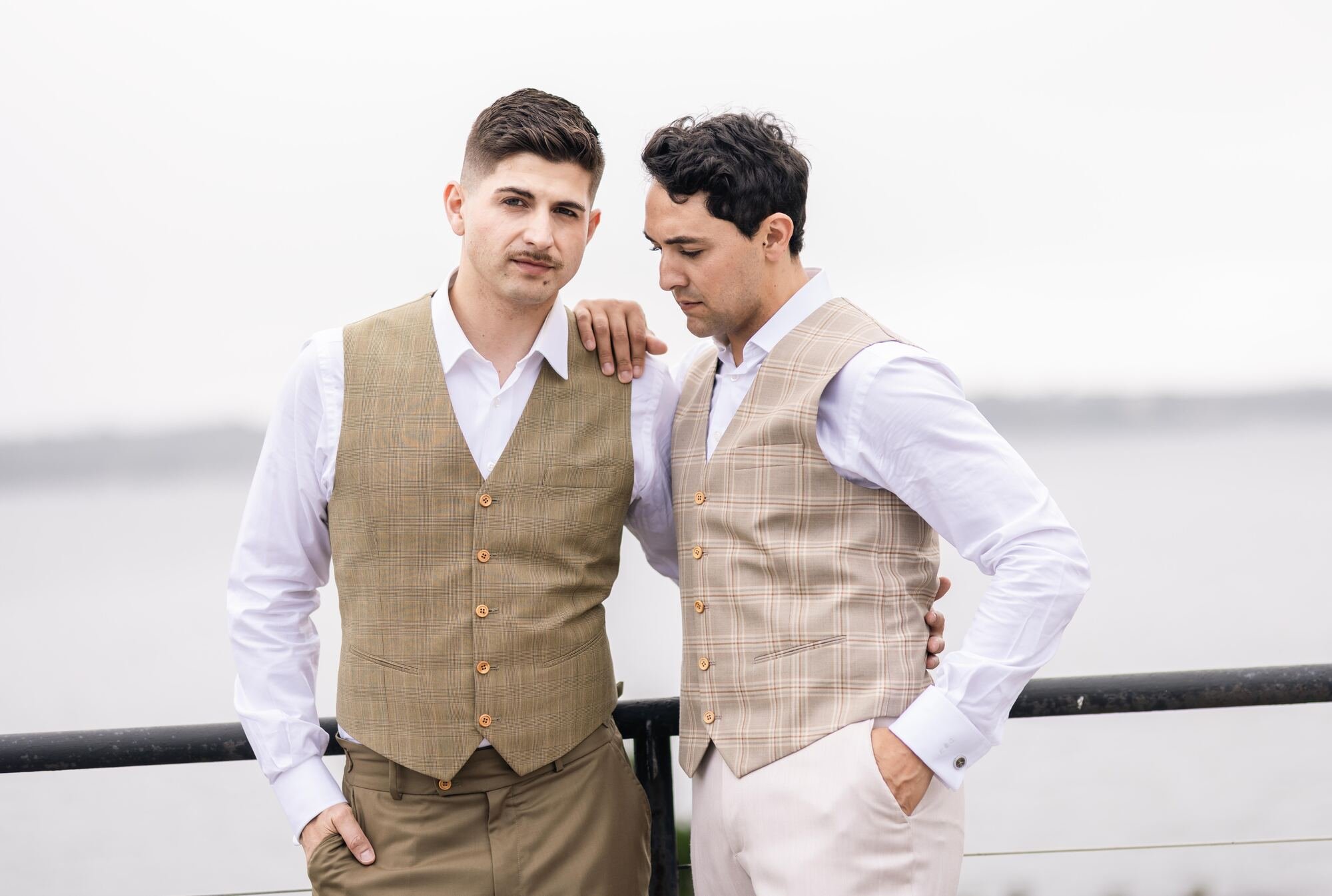 Retrato de los novios frente al paisaje de Chiloé durante su sesión de boda en Ancud