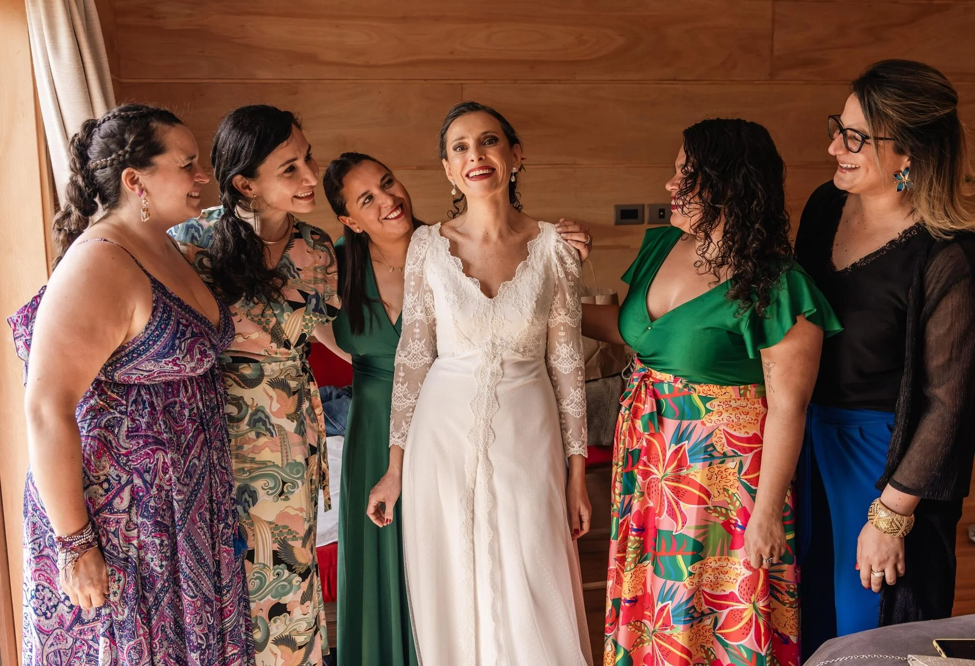 La novia junto a sus amigas durante los preparativos de la boda en Castro, Chiloé	