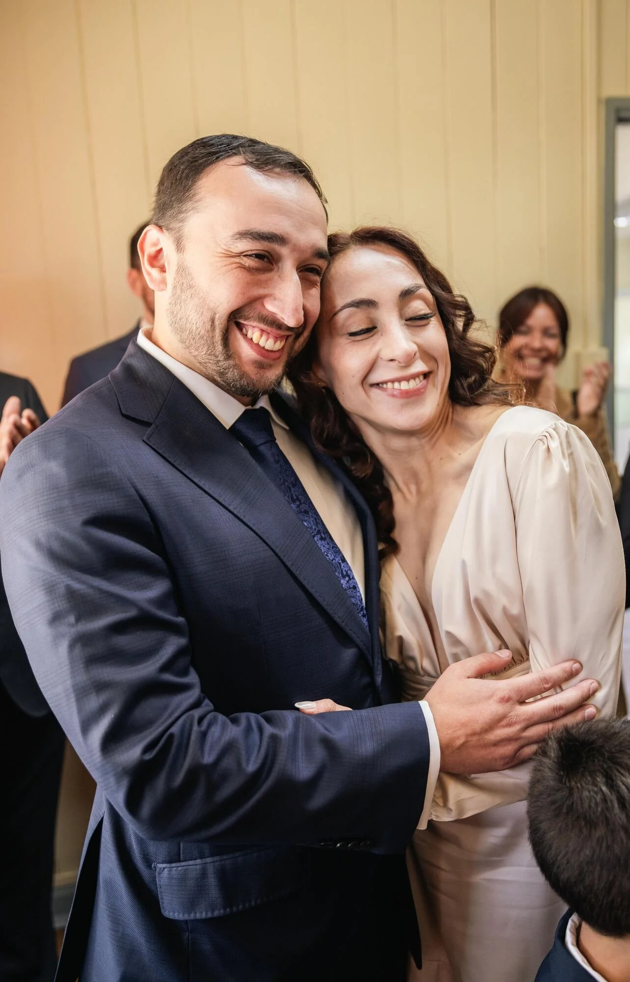 Los novios se abrazan felices tras firmar en el Registro Civil de Dalcahue, Chiloé	