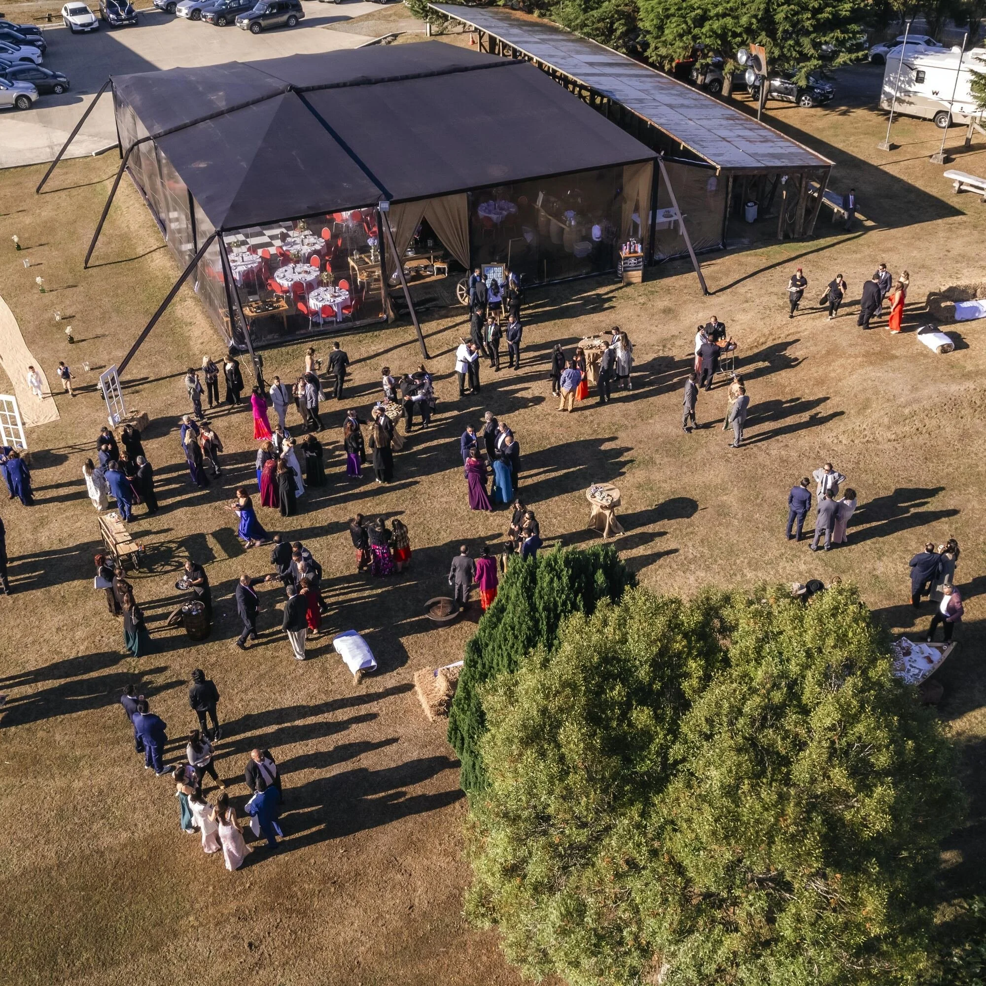 Vista aérea con drone de la carpa y los invitados en la recepción en Quilquico, Chiloé