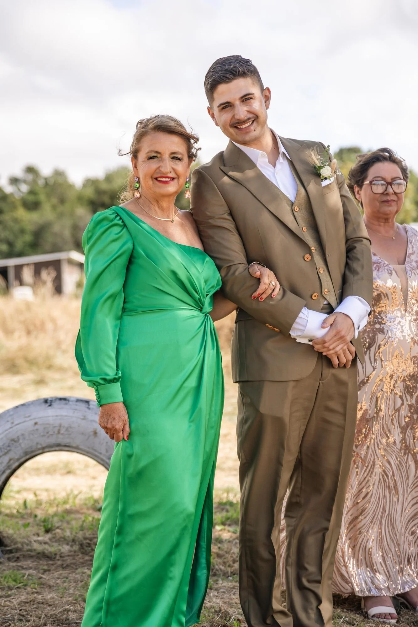 El novio posando con su madre durante la boda igualitaria en Ancud, Chiloé