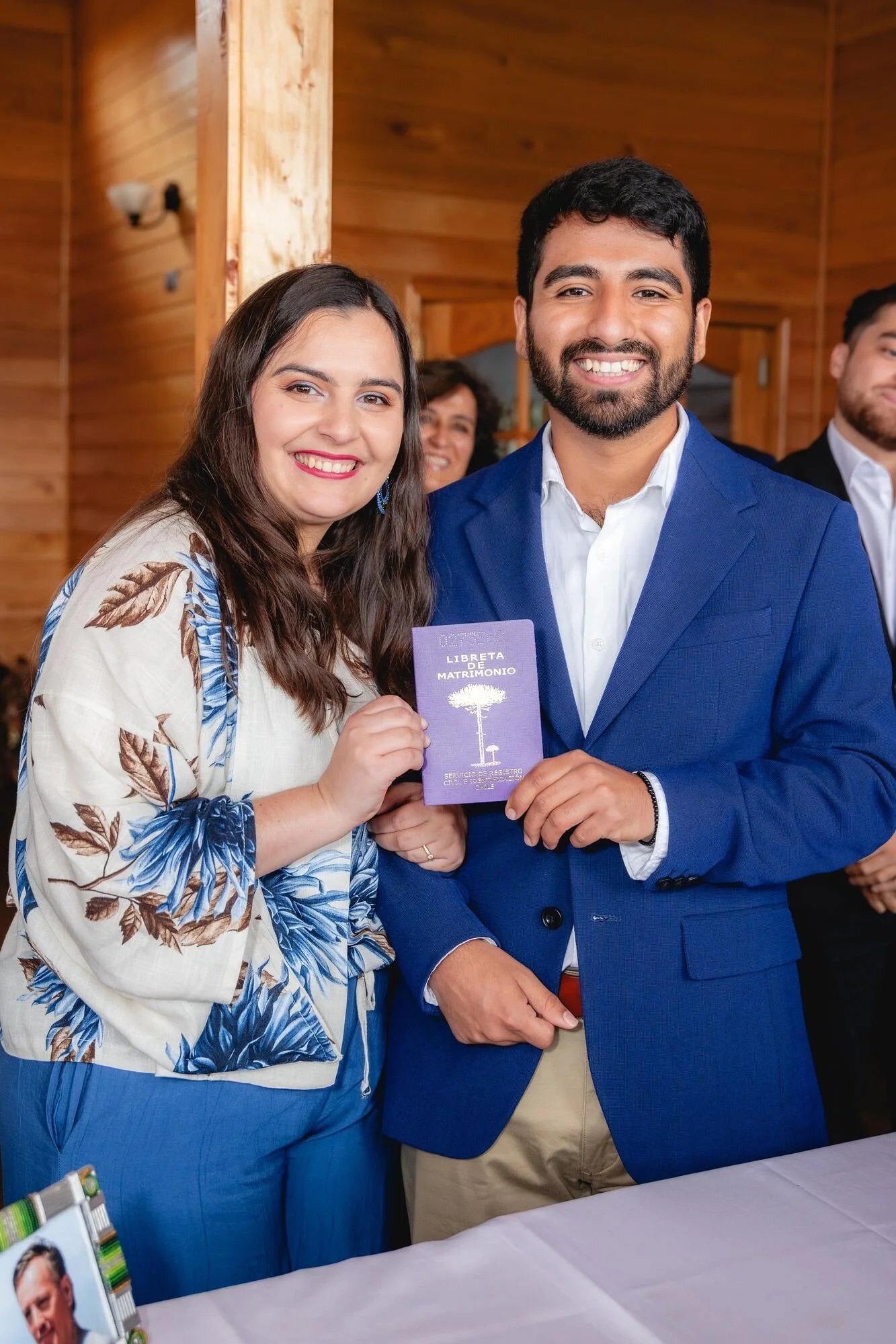 Los novios muestran su libreta de matrimonio tras la ceremonia civil en Castro, Chiloé	