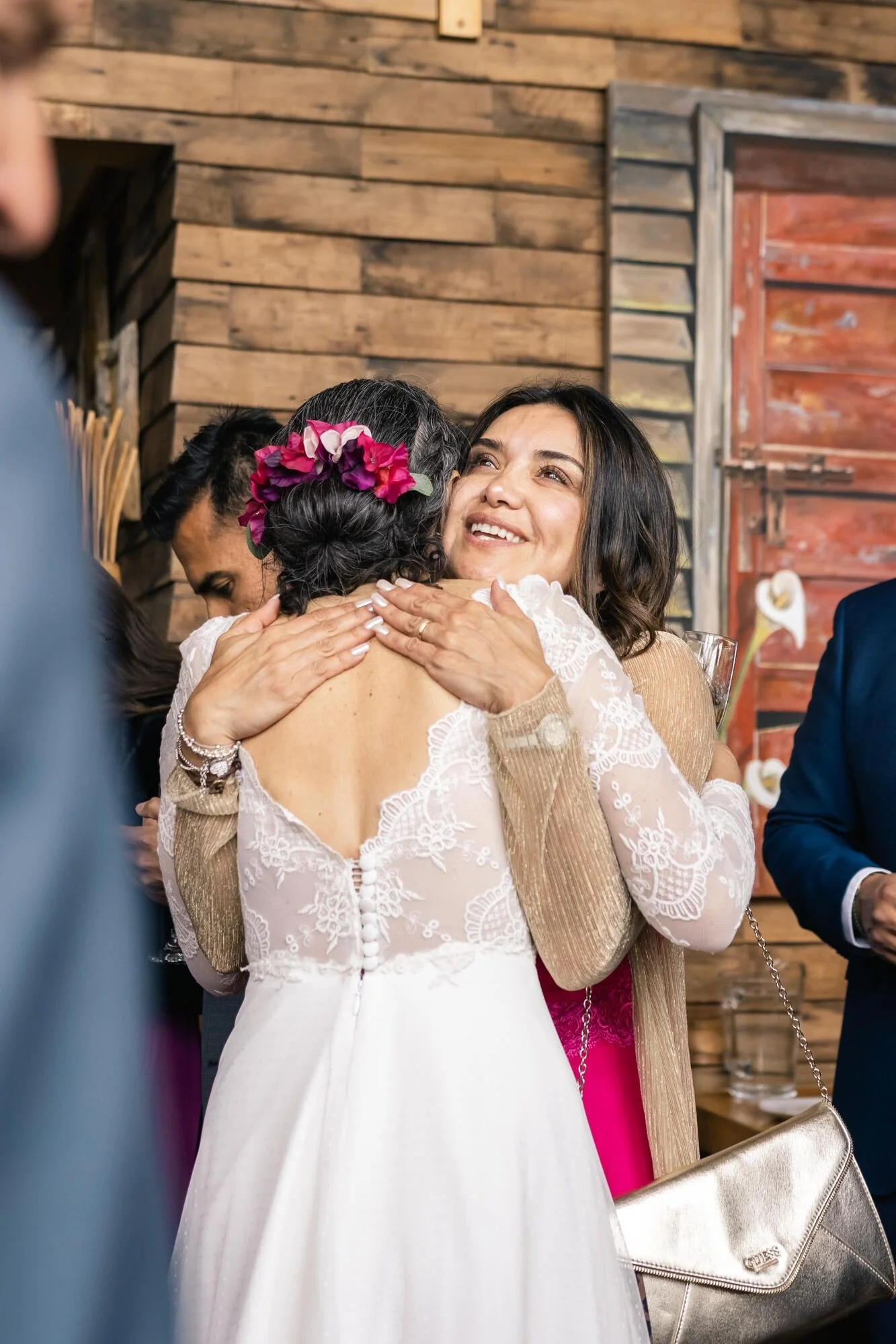 Abrazo de felicitaciones a la novia durante la recepción en Quilquico, Chiloé	