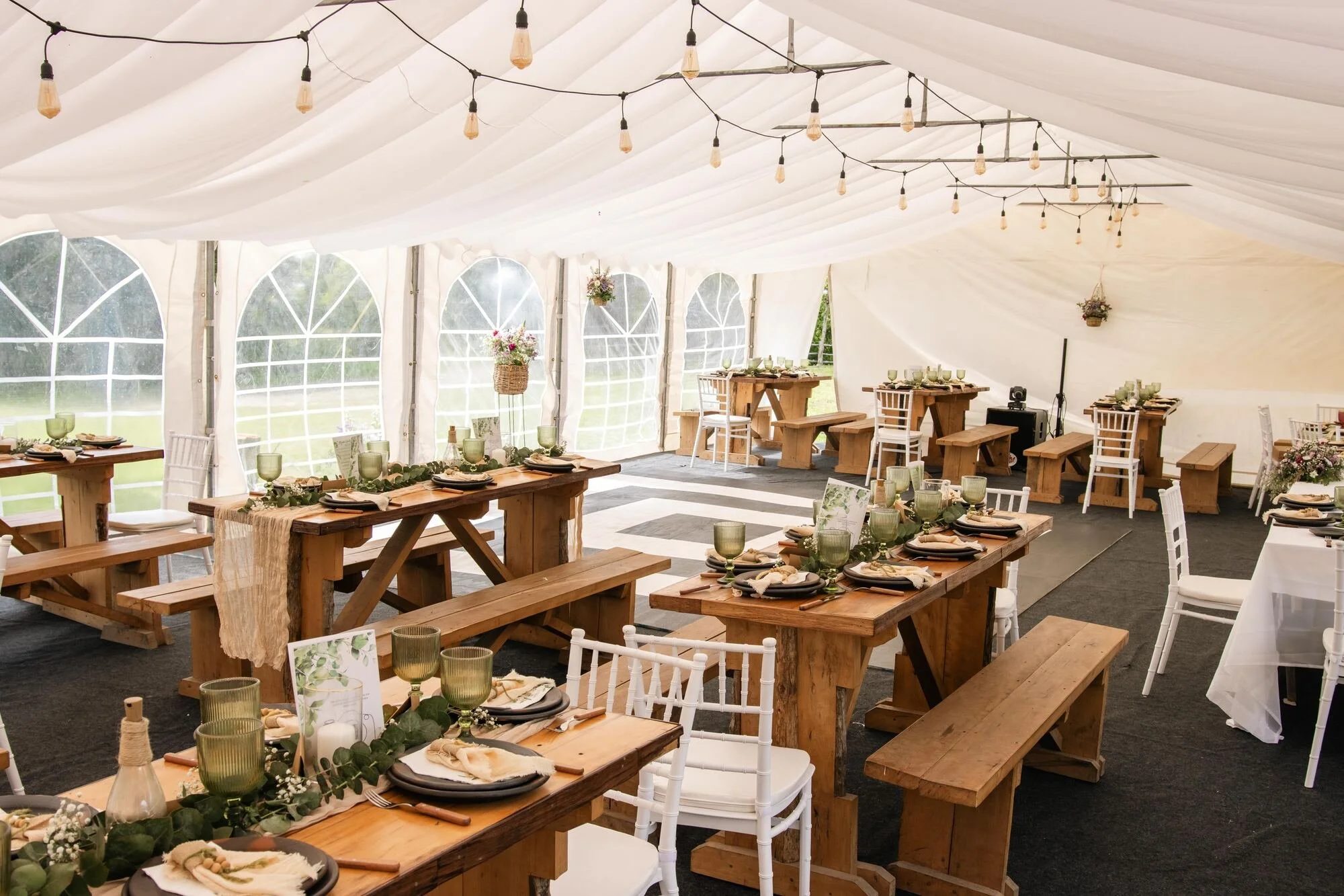 Carpa de recepción decorada con guirnaldas de luces y mesas de madera, Quilquico, Castro	
