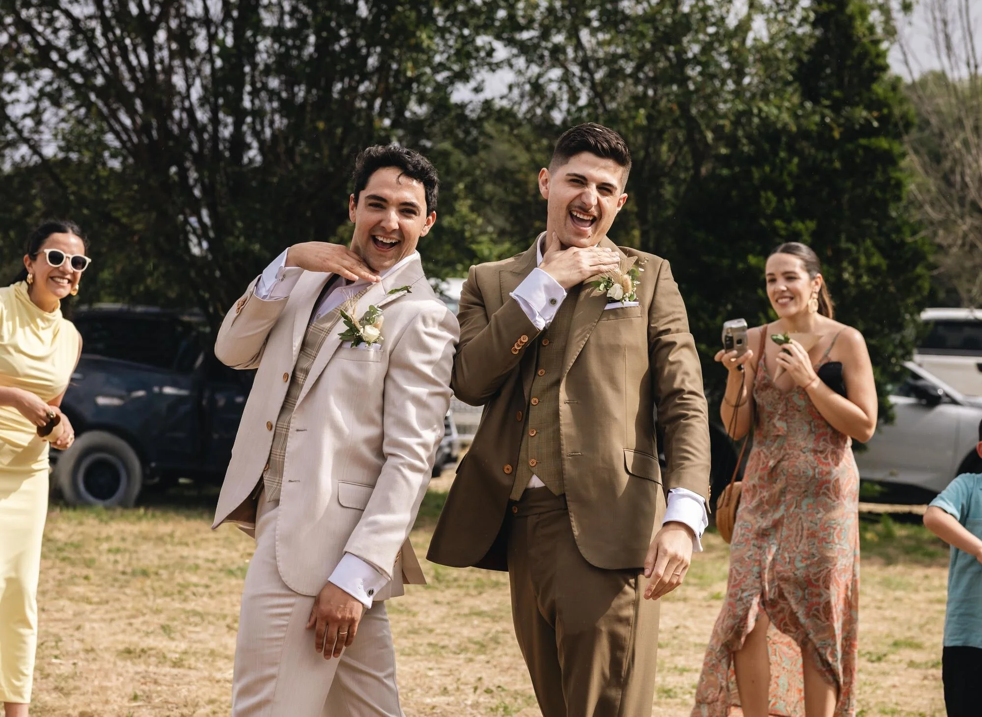 Los novios caminando entre los invitados tras la ceremonia rústica en Ancud, Chiloé