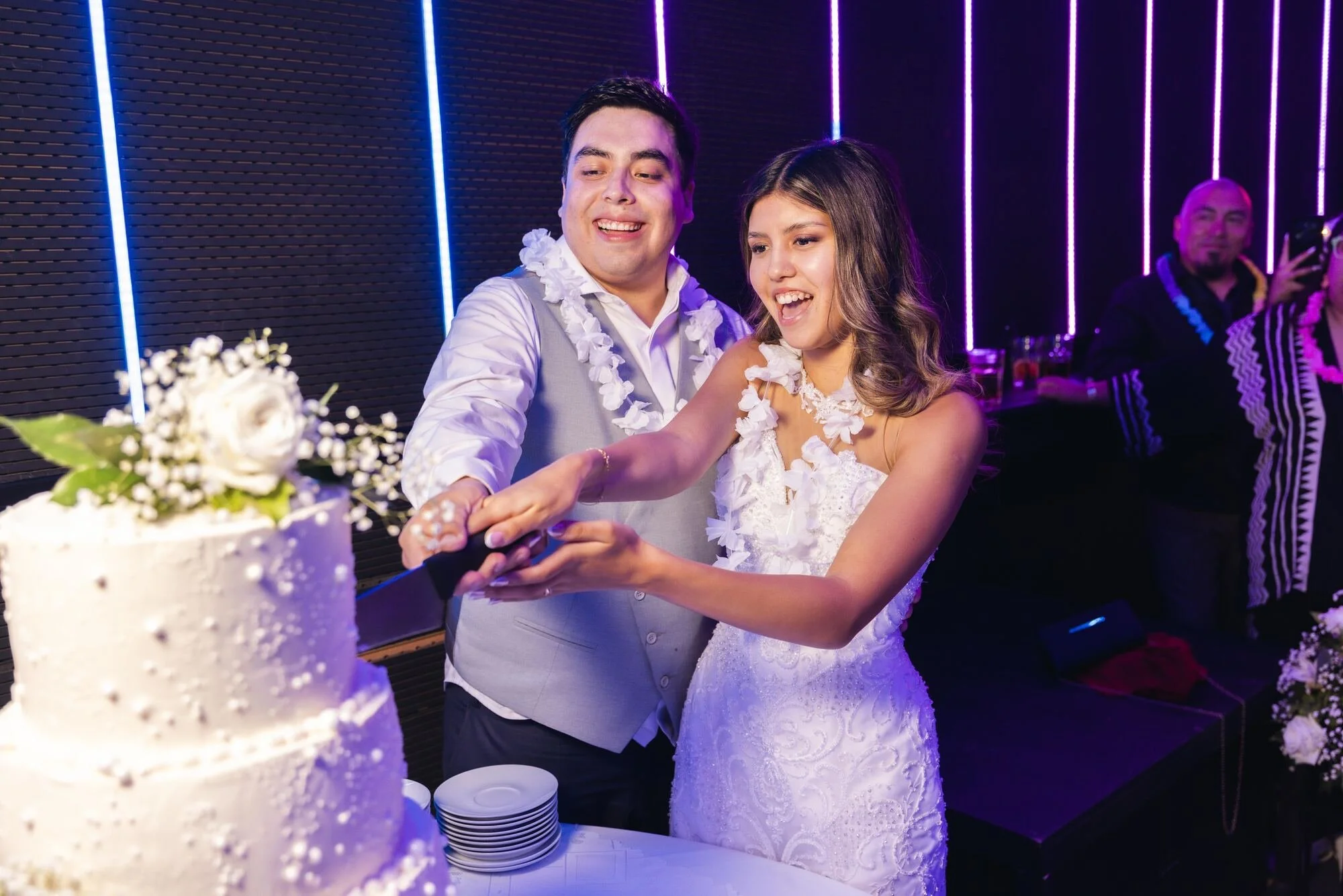 Los novios cortando la torta durante la fiesta de matrimonio en Castro, Chiloé	