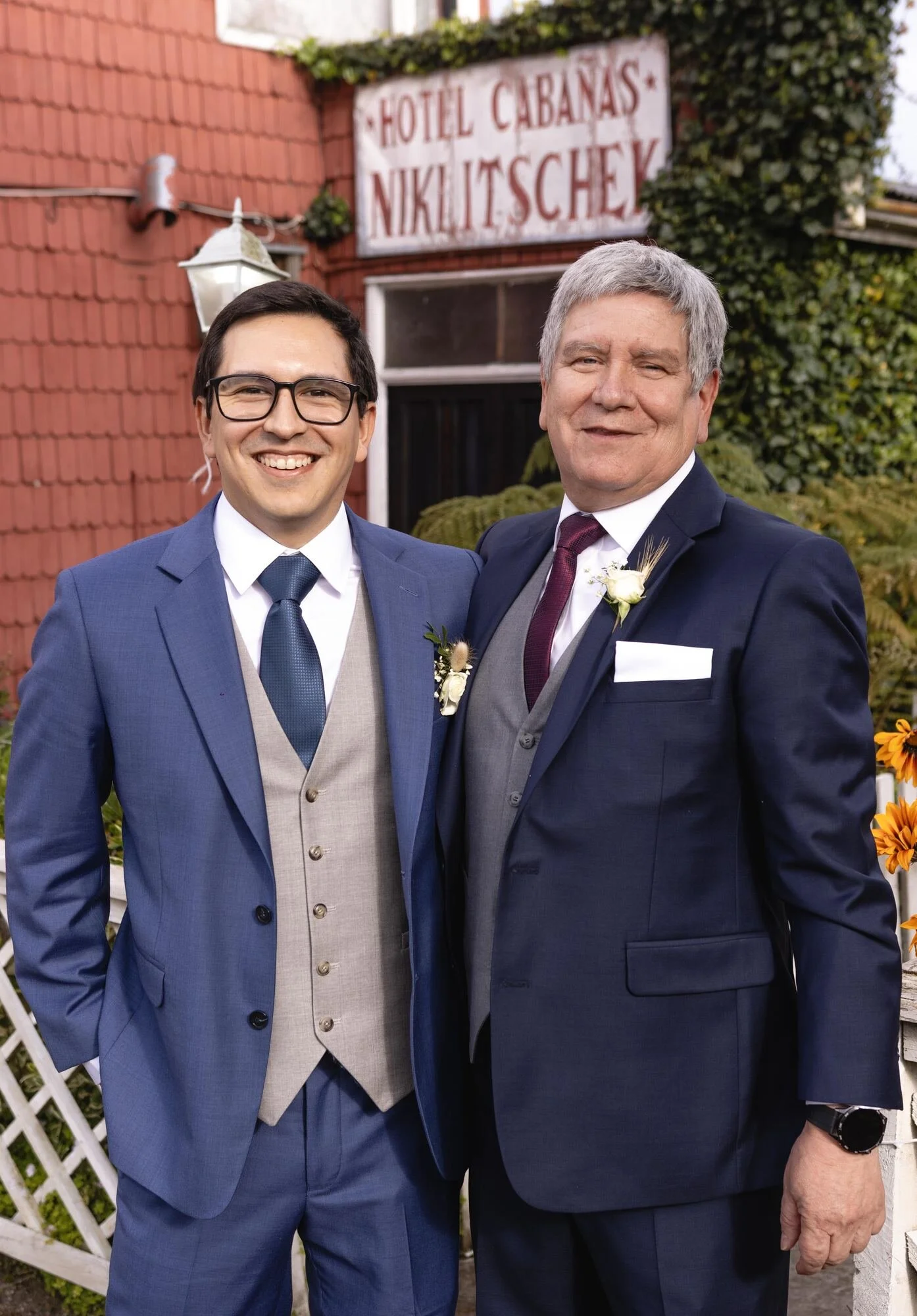 El novio junto a su padre en la entrada del hotel, Castro, Chiloé	