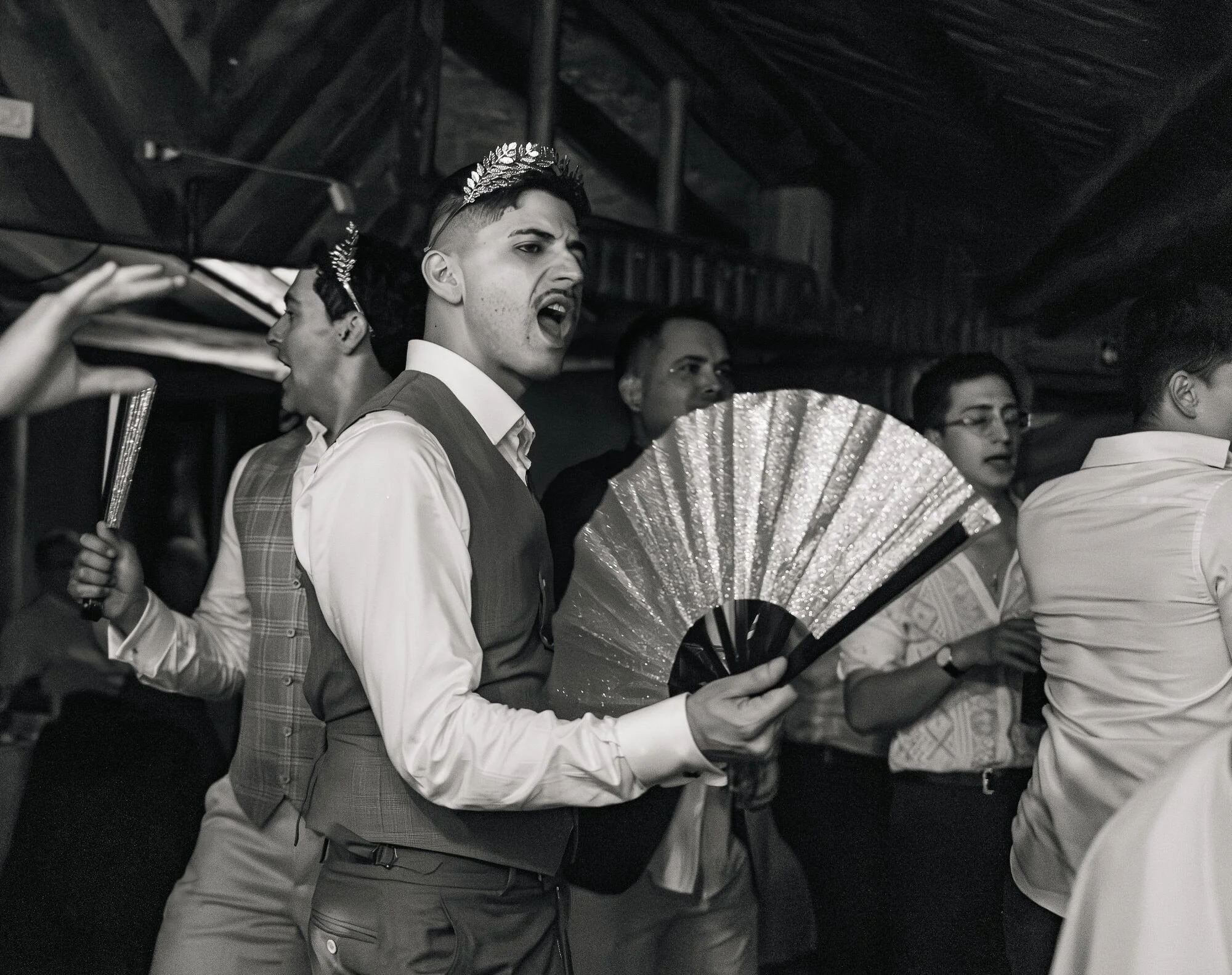 Baile con abanicos en la pista, fotografía en blanco y negro de la fiesta de boda igualitaria en Ancud