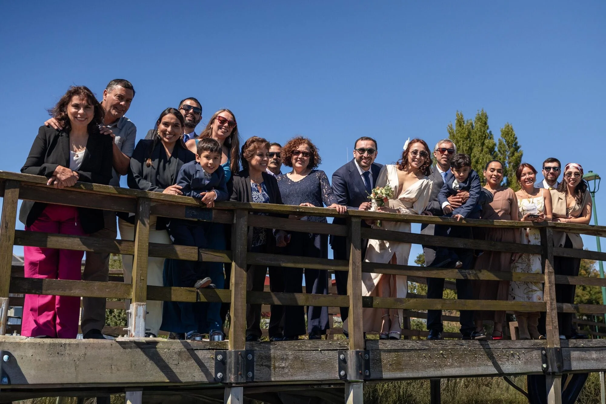Fotografía grupal de los invitados en la pasarela de madera de Dalcahue, Chiloé	