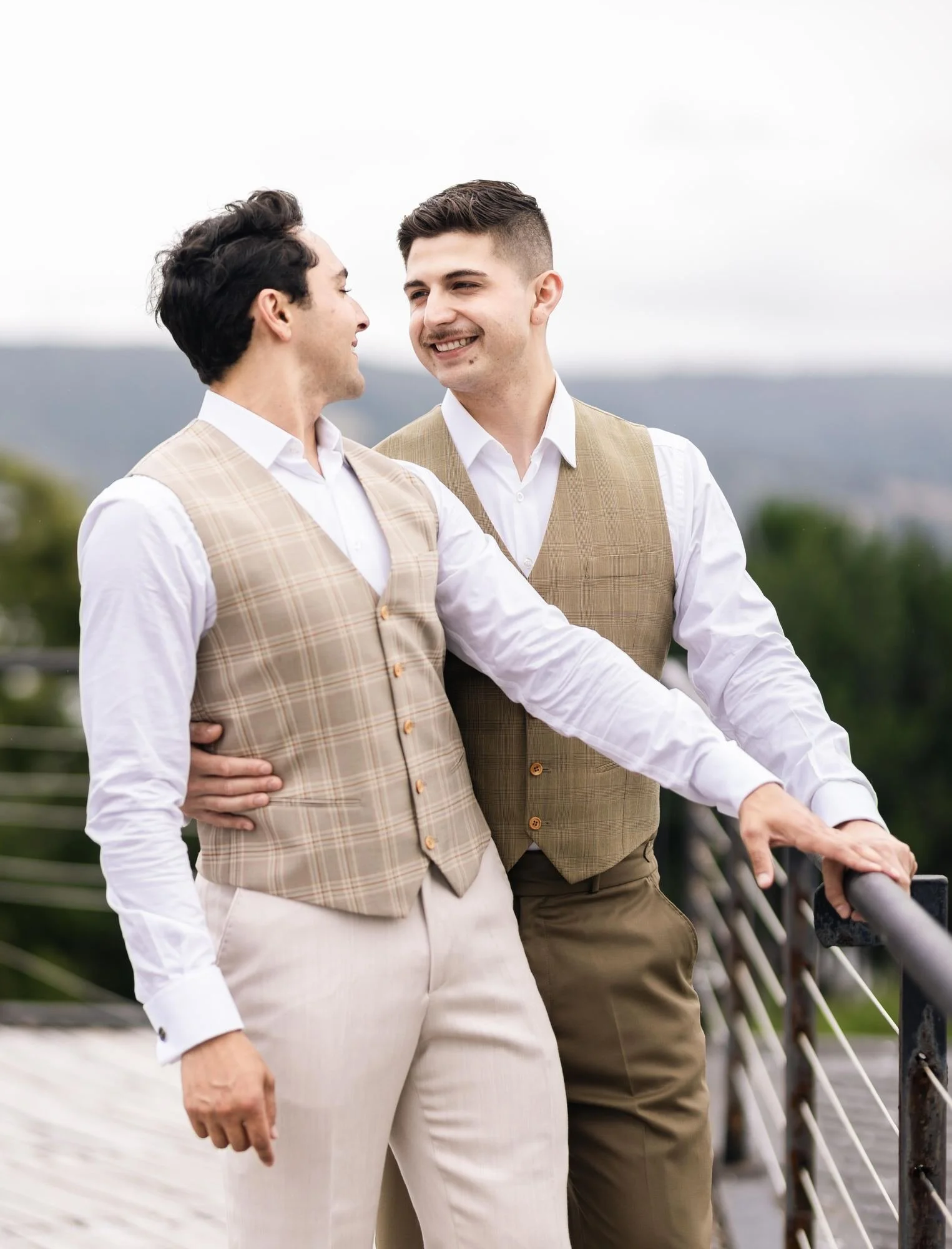 Sesión de los novios en una terraza con vista al paisaje de Chiloé el día de su boda