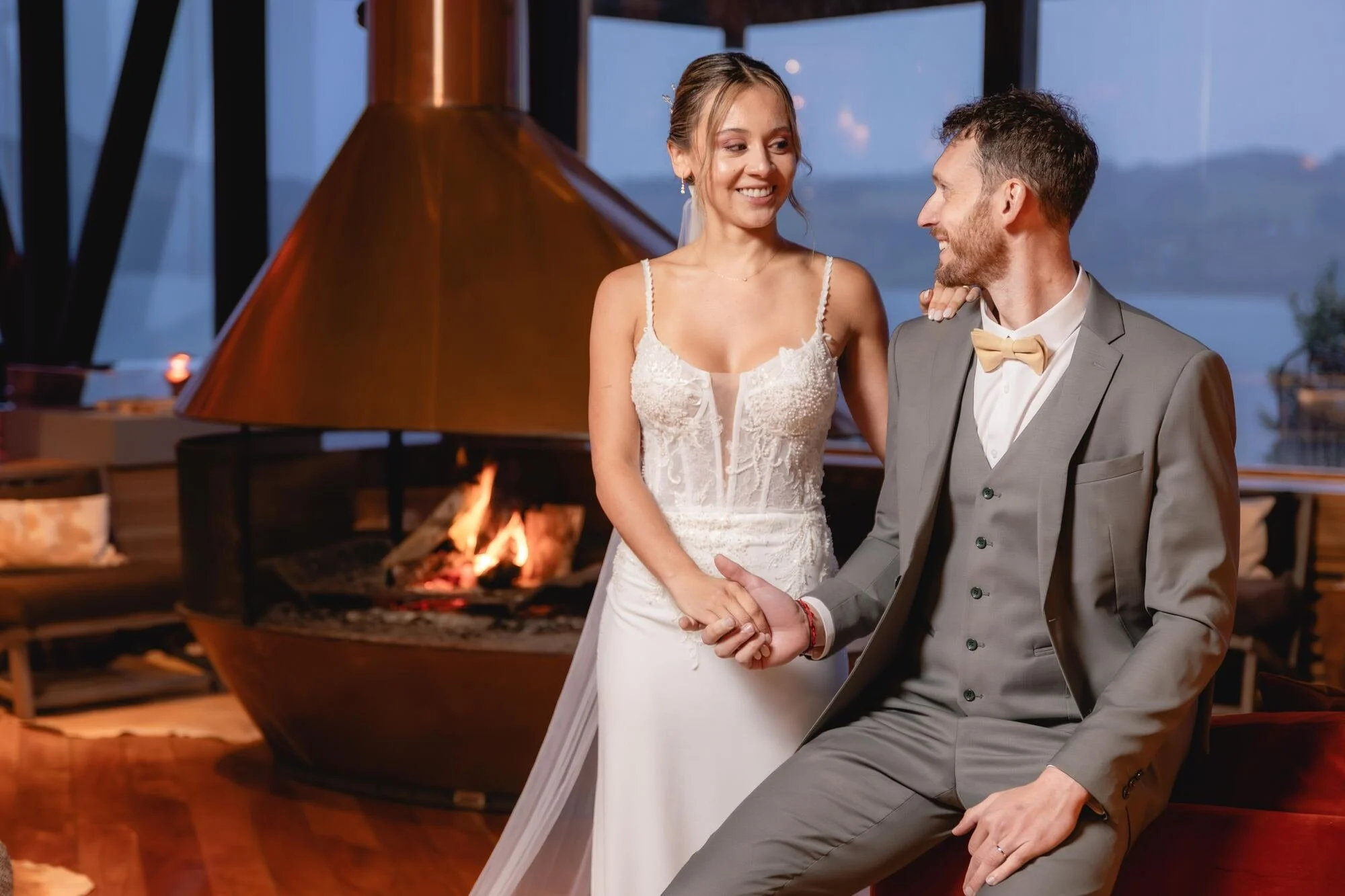 Los novios junto al fogón del Hotel Refugia con vista al mar, Castro, Chiloé