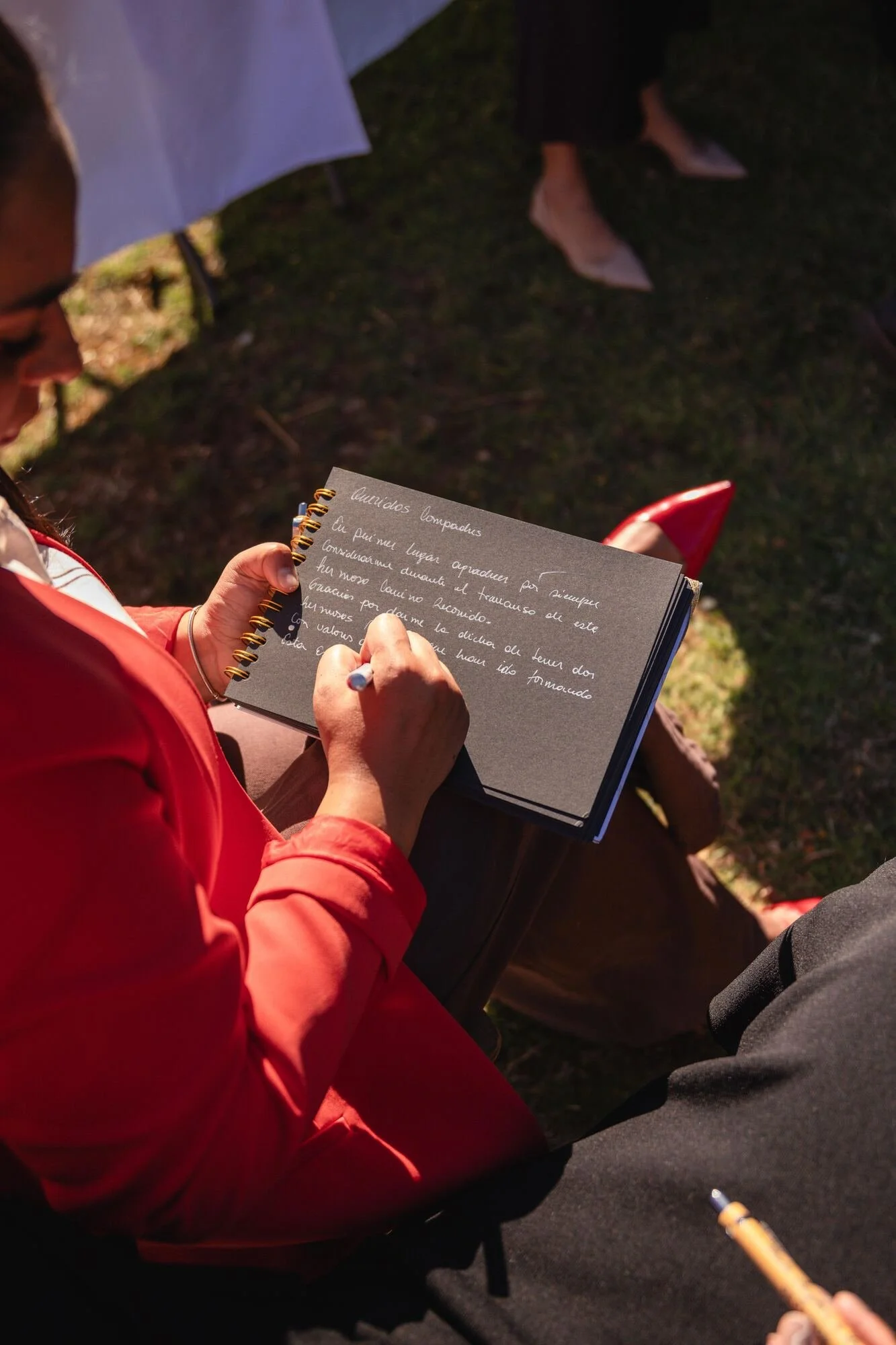Una invitada escribe un mensaje en el libro de firmas de la boda en Dalcahue, Chiloé	