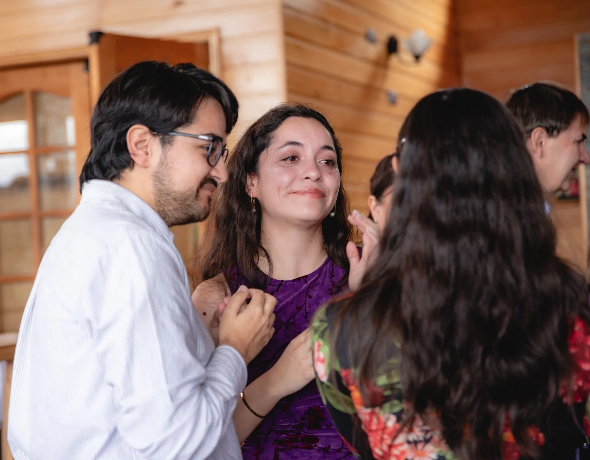 Los invitados felicitando a los novios después de la ceremonia en Castro, Chiloé	