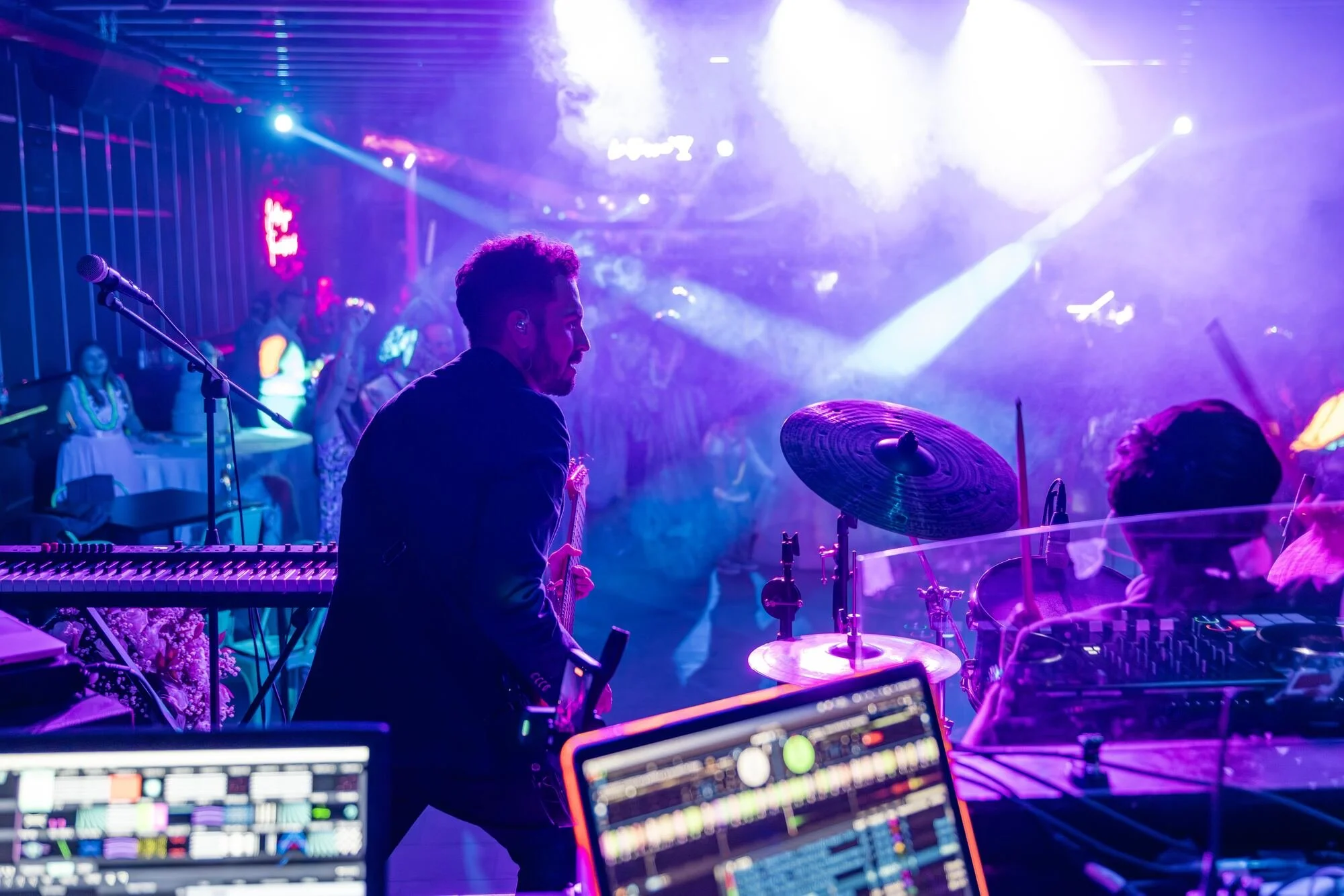 Banda en vivo tocando durante la fiesta de matrimonio en Castro, Chiloé	
