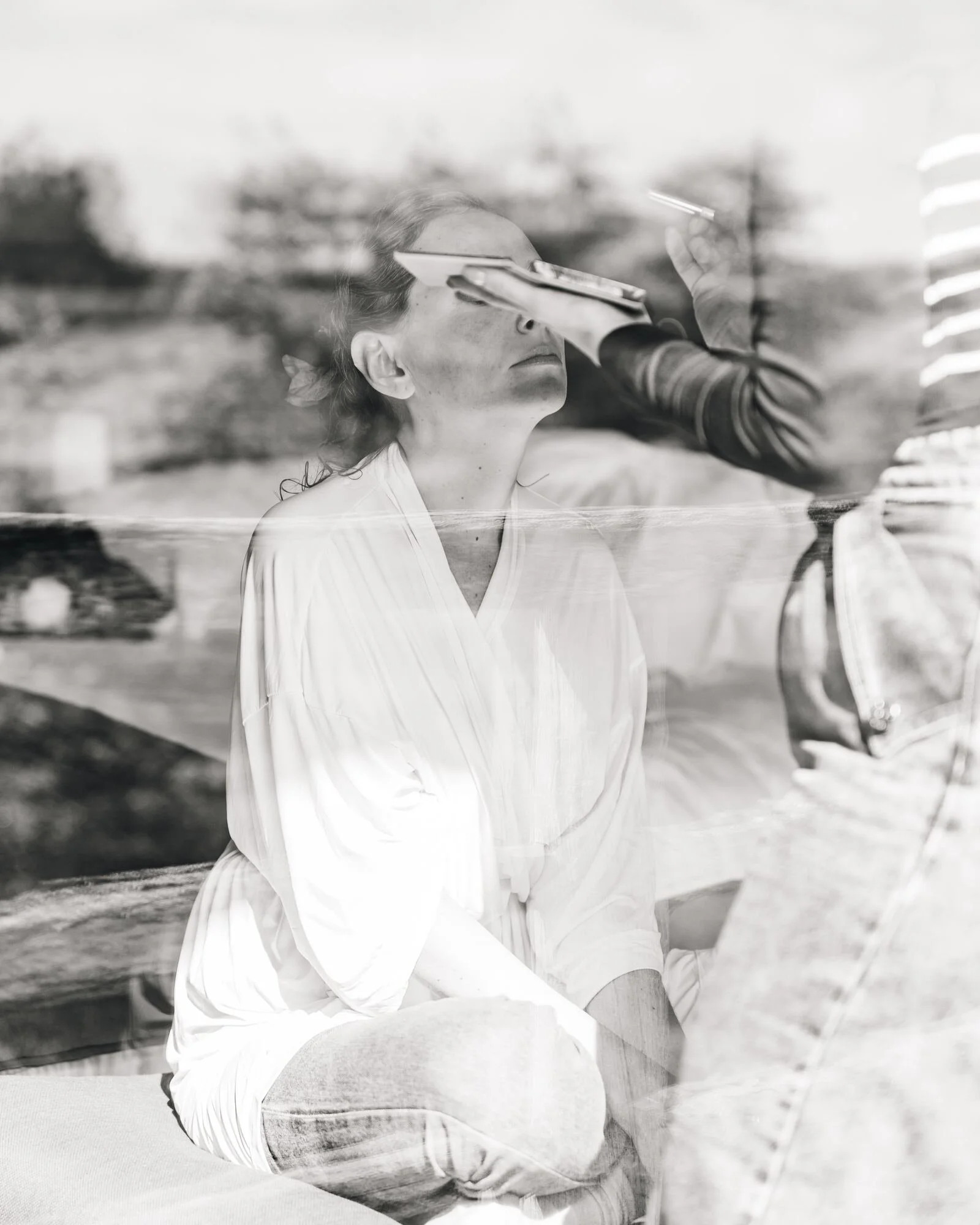 Retrato artístico de los novios con doble exposición, en blanco y negro, boda en Chiloé	