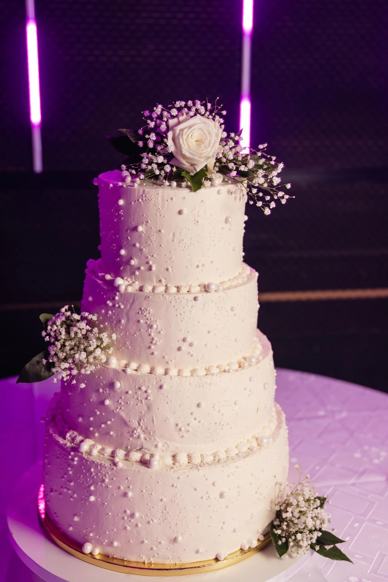 Torta de matrimonio de cuatro pisos decorada con flores, boda en Castro, Chiloé	
