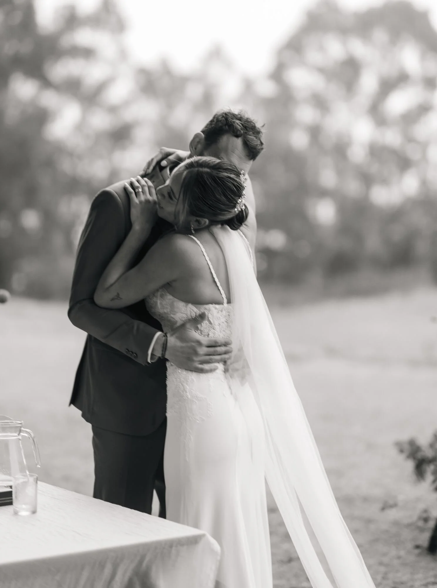 Abrazo íntimo de los novios, fotografía en blanco y negro, Refugia, Castro