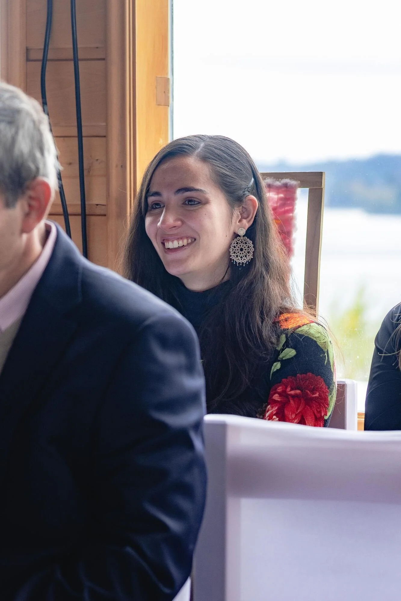 Invitada emocionada durante la ceremonia civil en Castro, Chiloé		