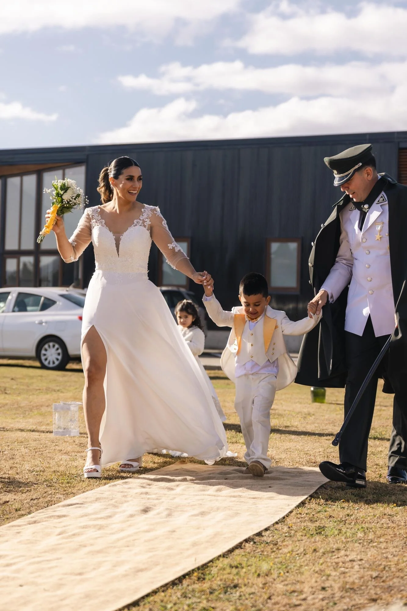 Llegada de los novios con su hijo a la recepción en Quilquico, Chiloé