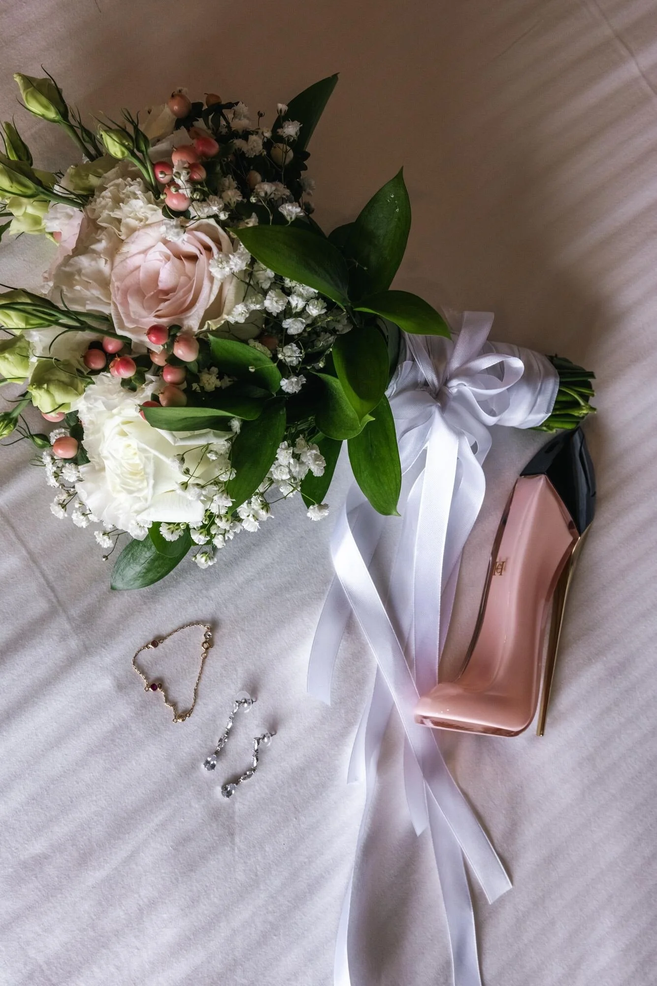 Detalle de los zapatos, el ramo y las argollas de la novia, boda en Castro, Chiloé