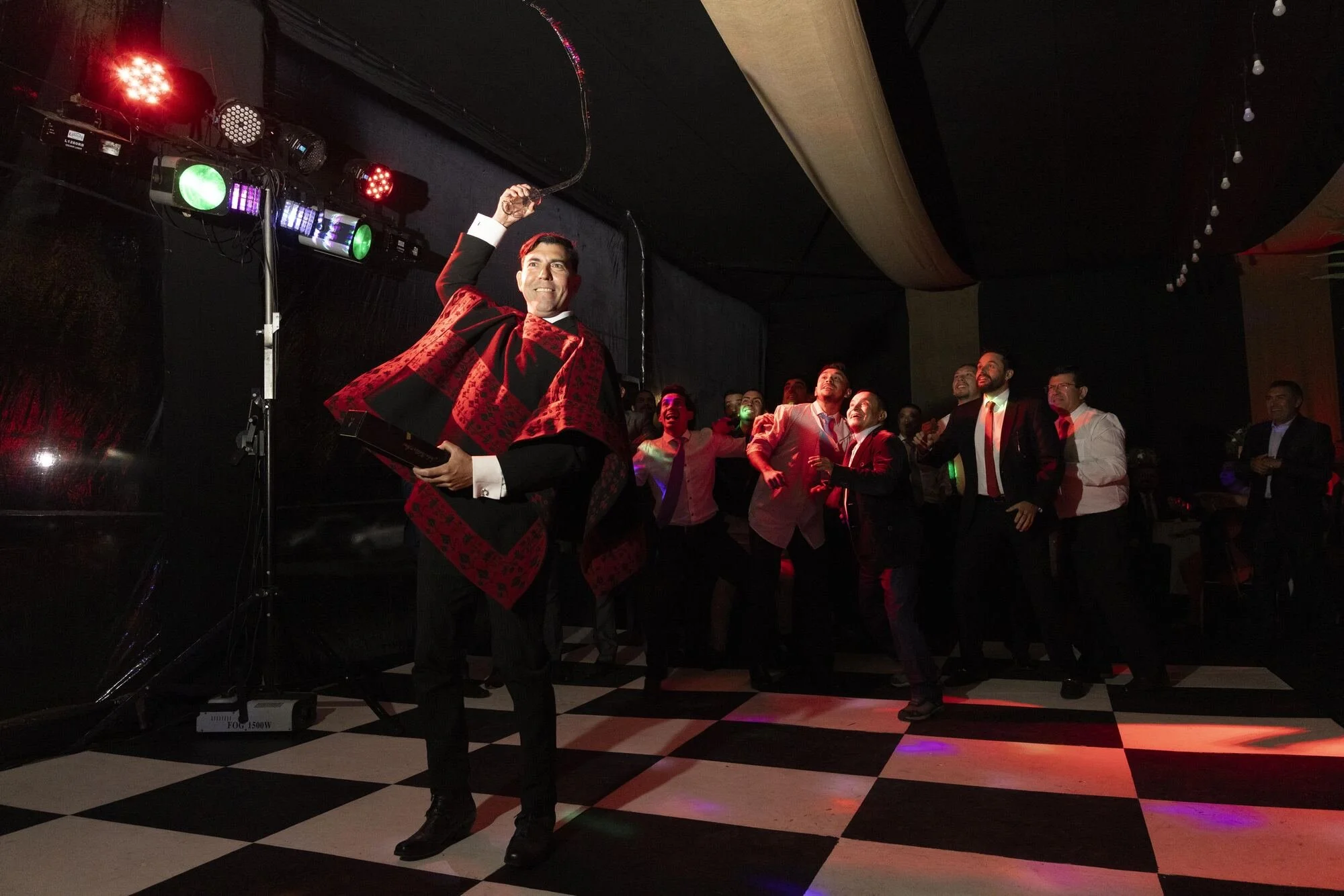 Show de cueca chilota con pañuelos durante la fiesta de matrimonio en Chiloé