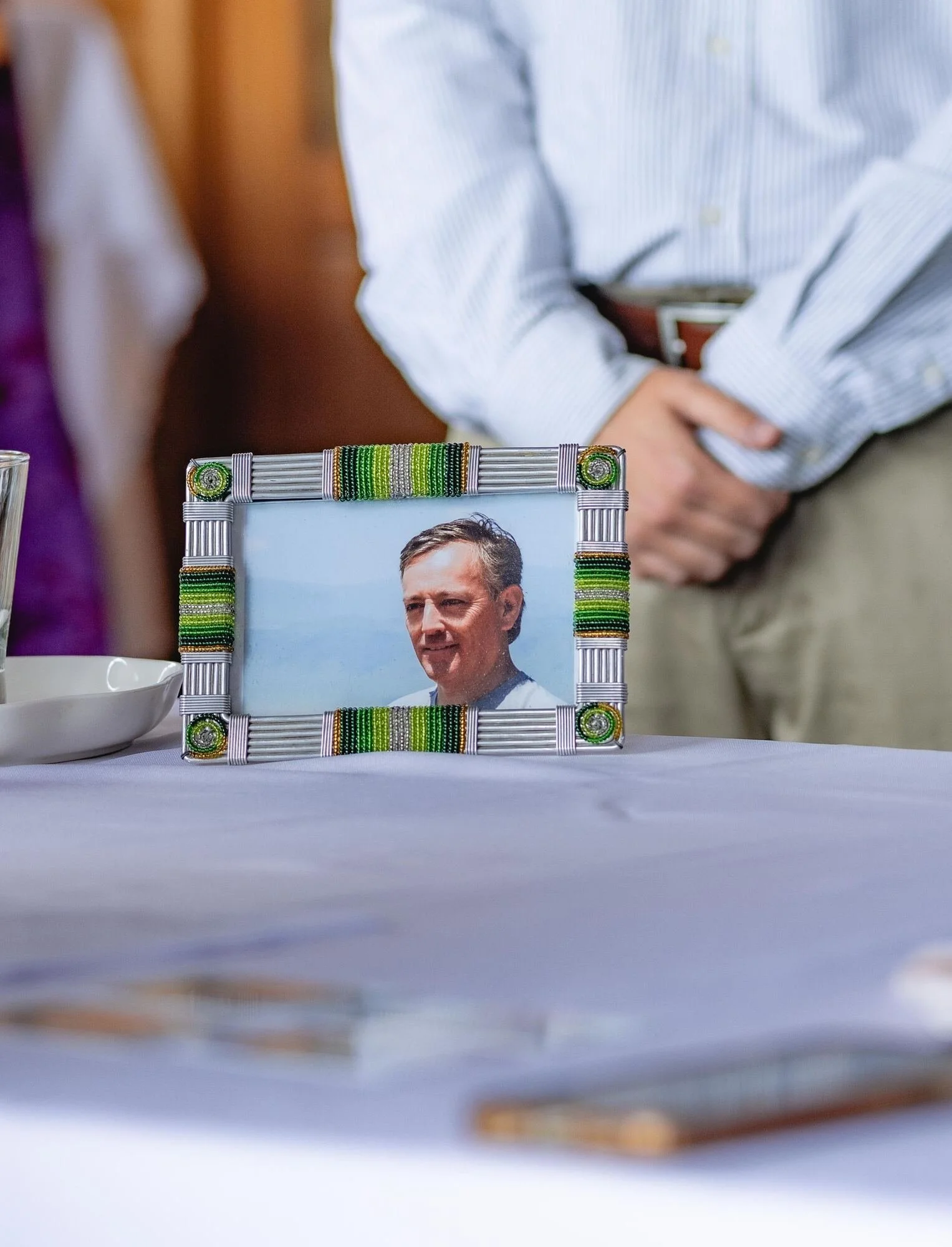 Retrato de recuerdo de un familiar presente en la mesa de la ceremonia, Castro, Chiloé	