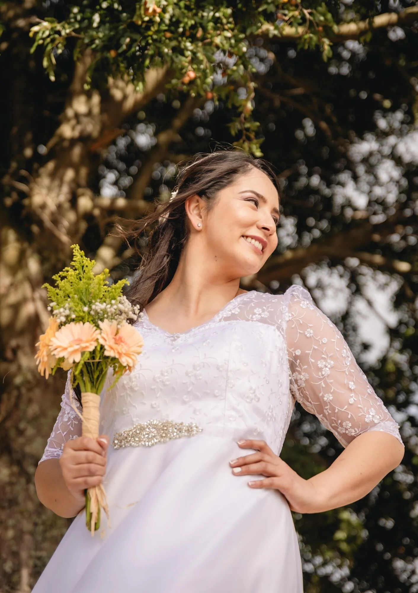 Retrato de la novia con su ramo bajo un árbol en Quilquico, Castro, Chiloé	