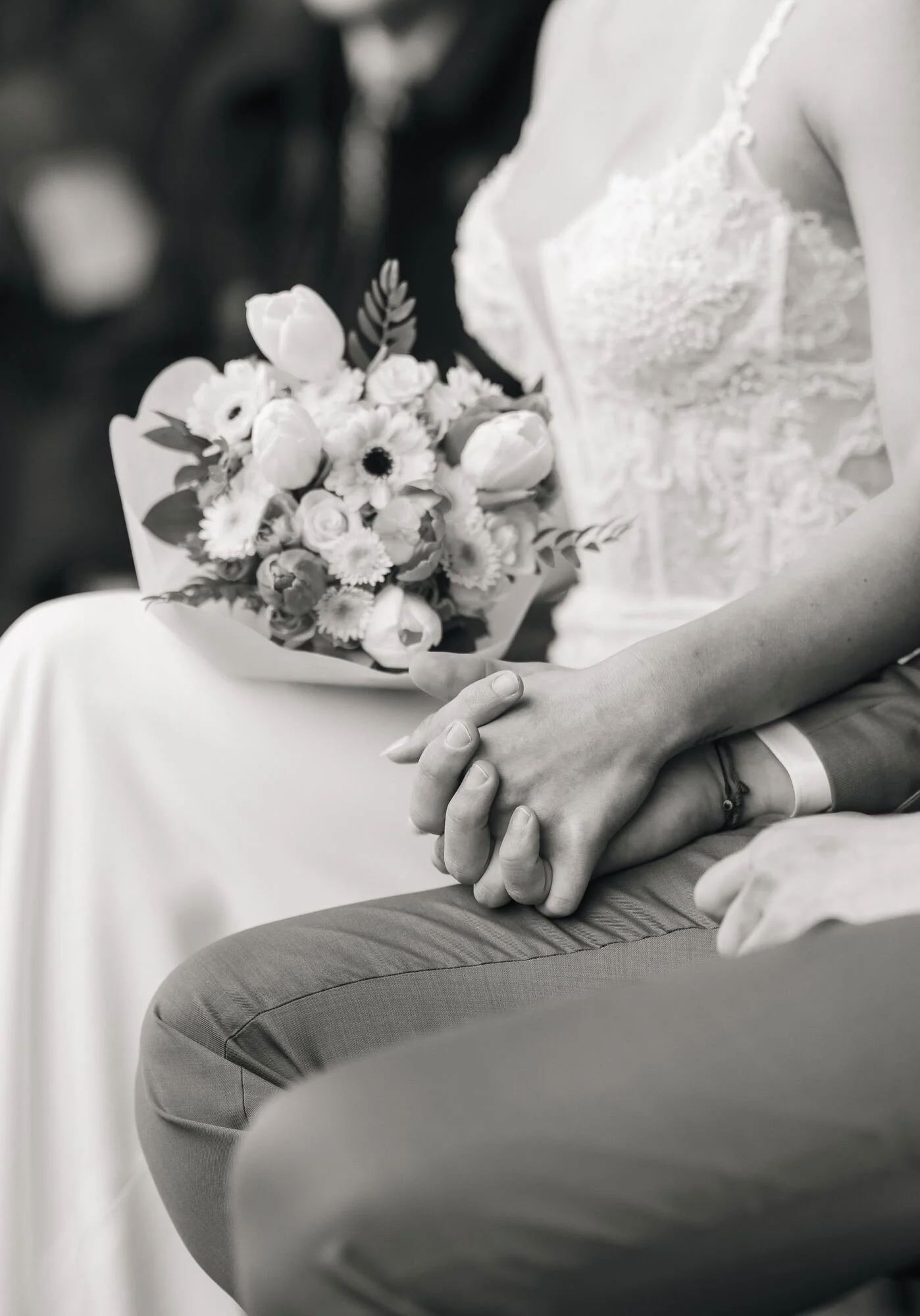 Los novios tomados de la mano durante la ceremonia, en blanco y negro, Refugia