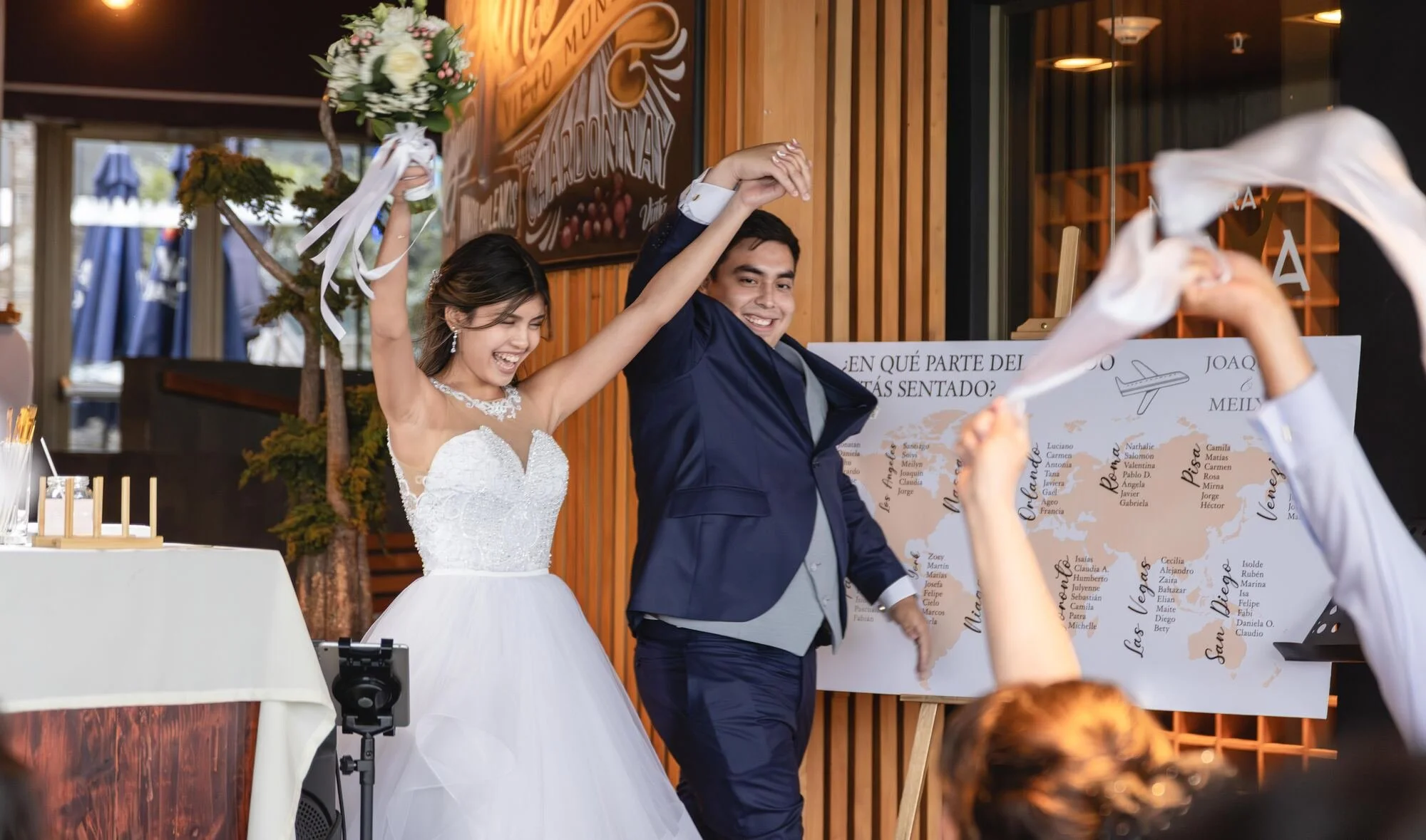 Entrada triunfal de los novios a la fiesta de matrimonio en Castro, Chiloé