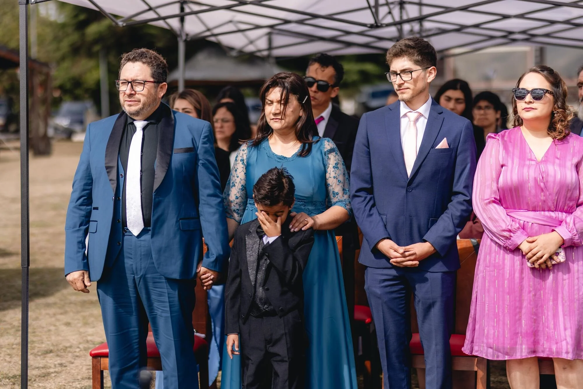 Invitados de pie durante la ceremonia al aire libre en Quilquico, Chiloé	