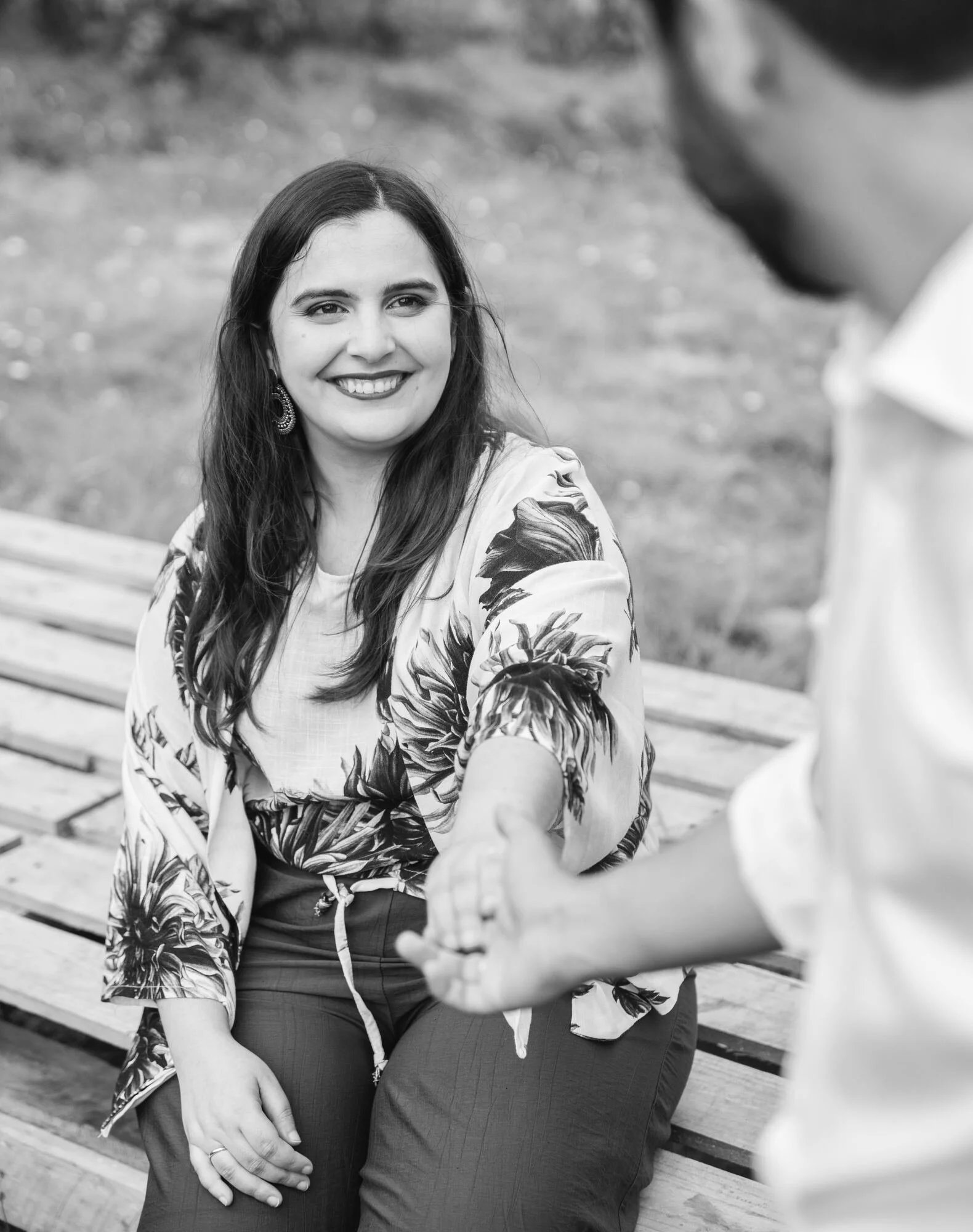 Retrato de la novia sentada, en blanco y negro, matrimonio en Castro, Chiloé	